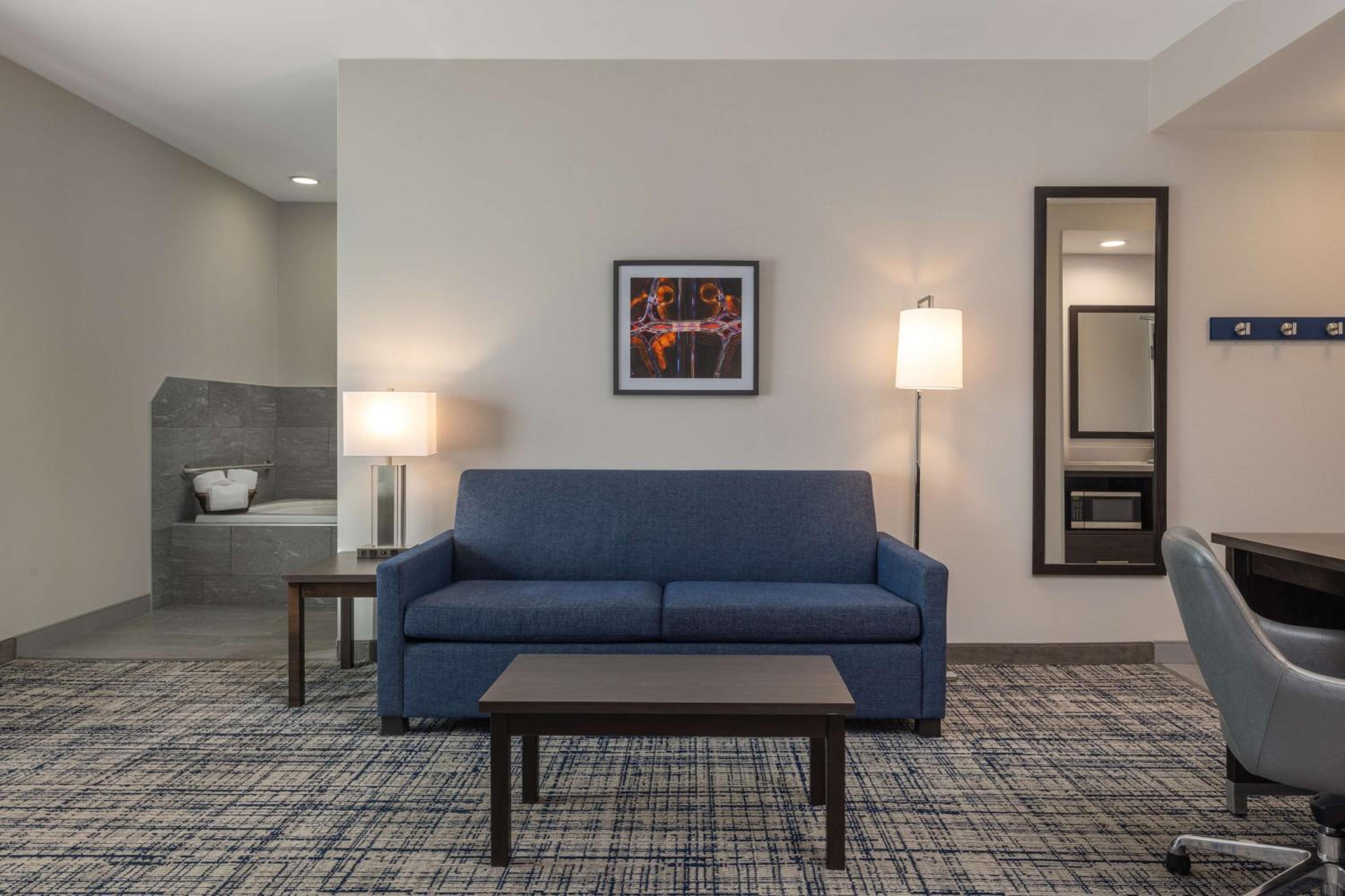 King Studio Suite with Whirlpool - Non-Smoking