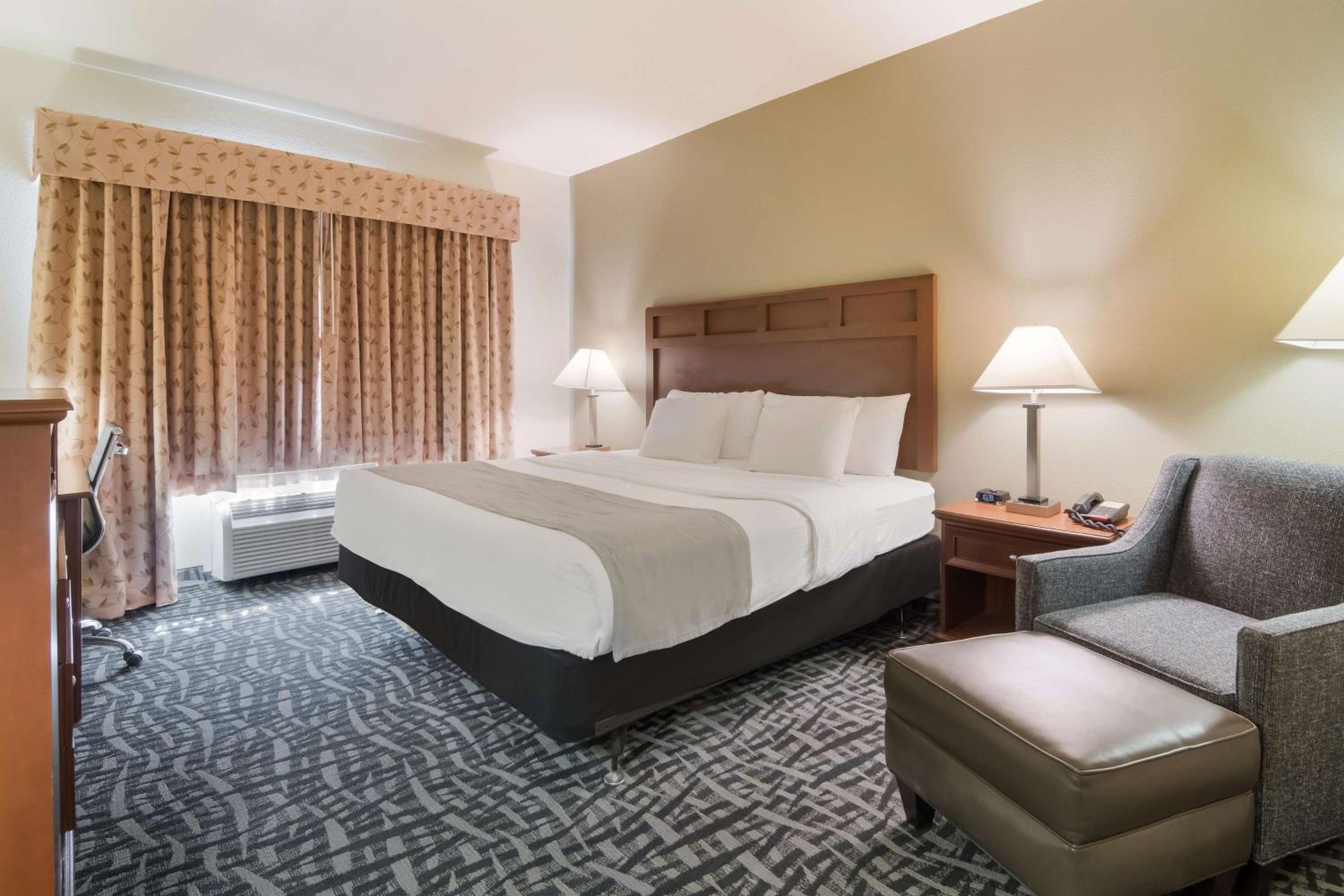 King Room with Hot Tub - Non-Smoking