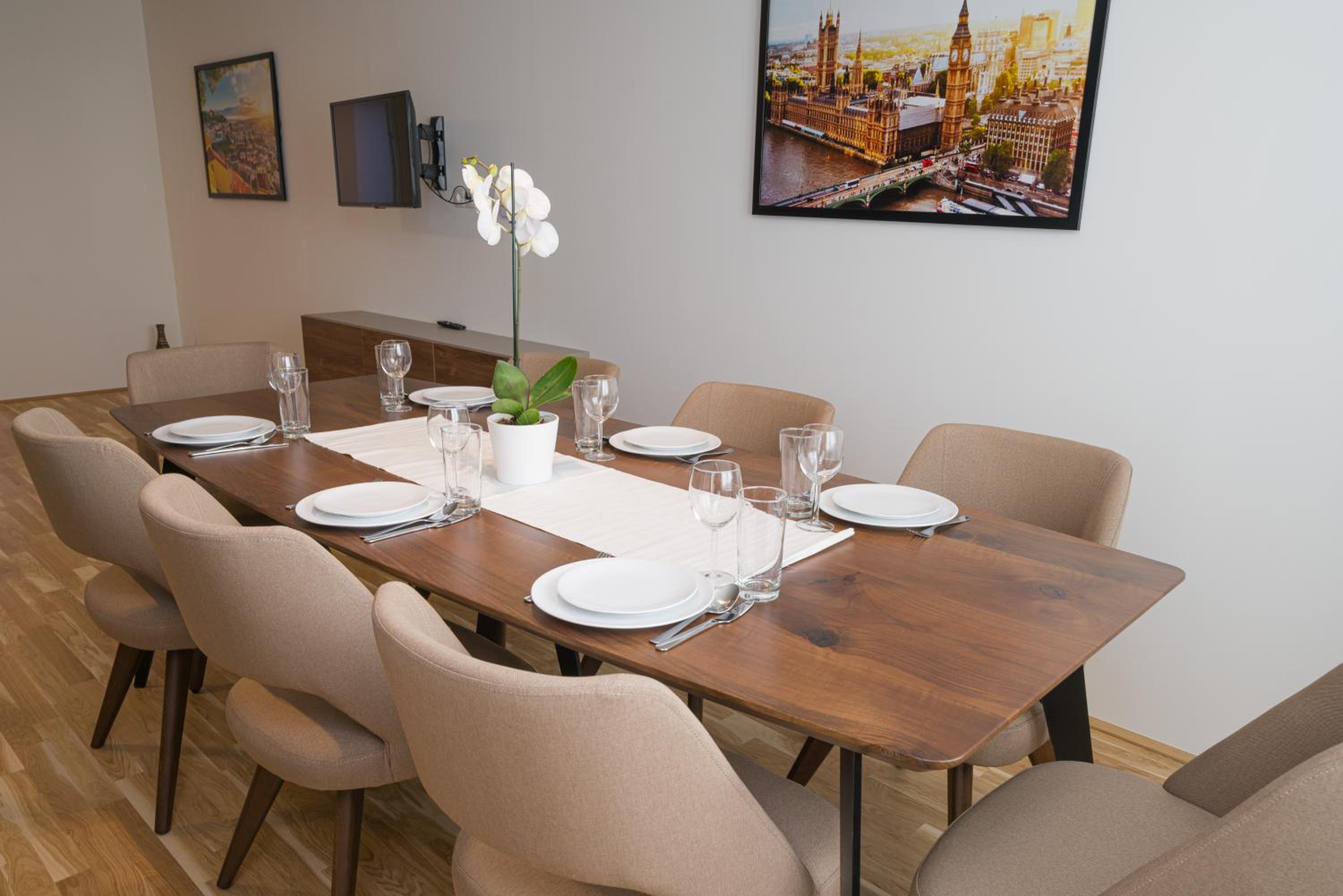 Four-Bedroom Apartment with Balcony 