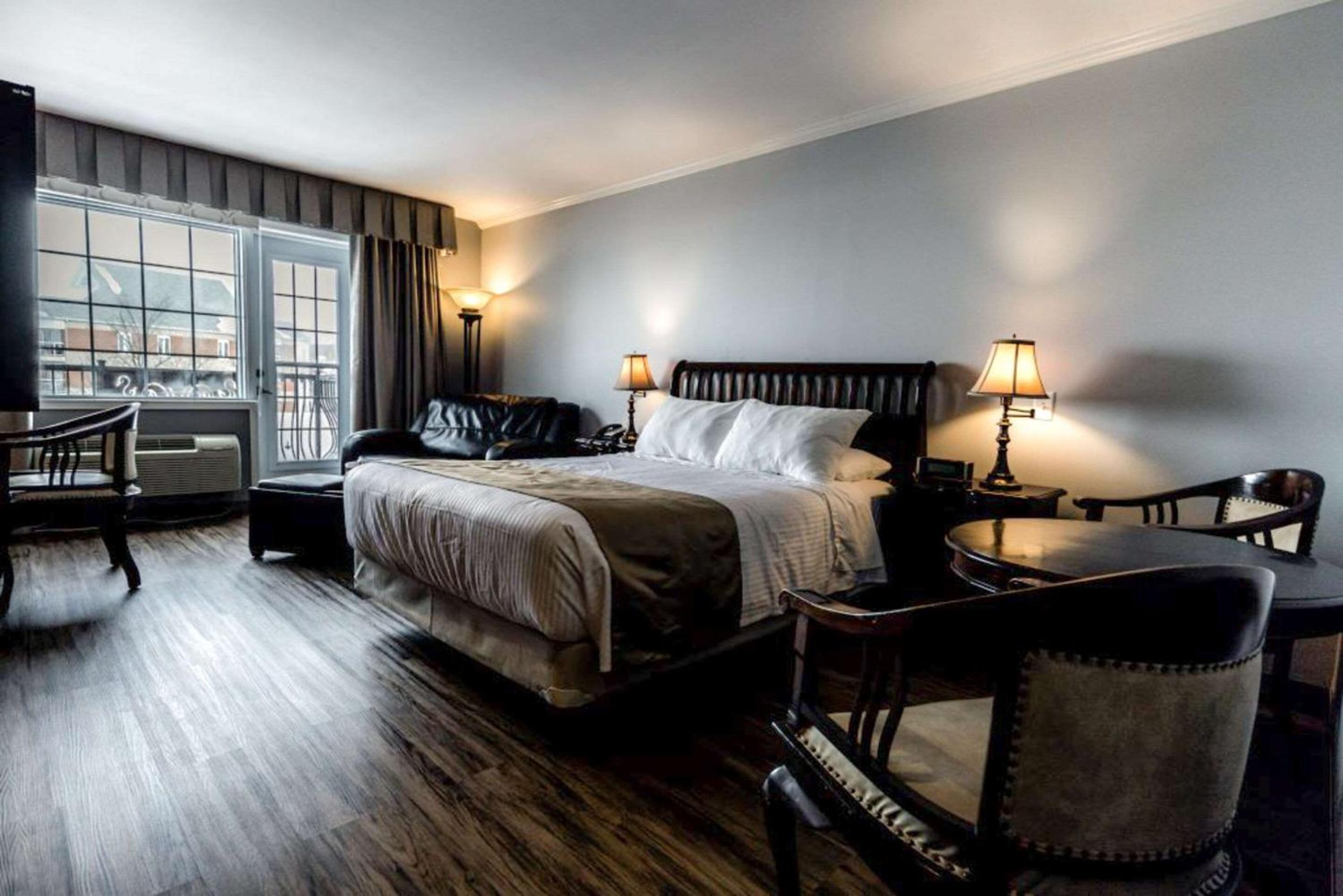 Superior Queen Room with Partial Lake View