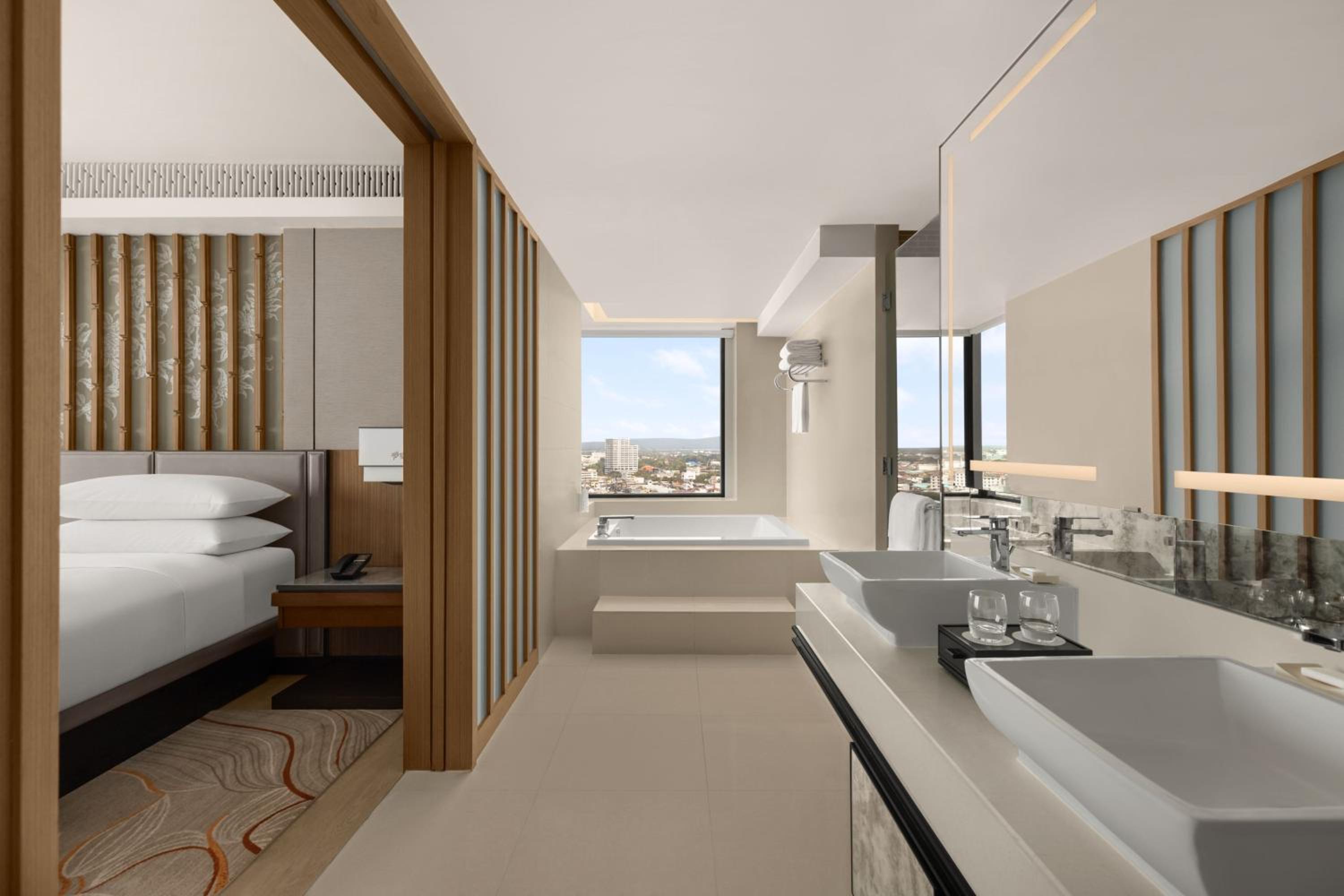 Executive Suite - King Bed - High Floor - Club Lounge Access