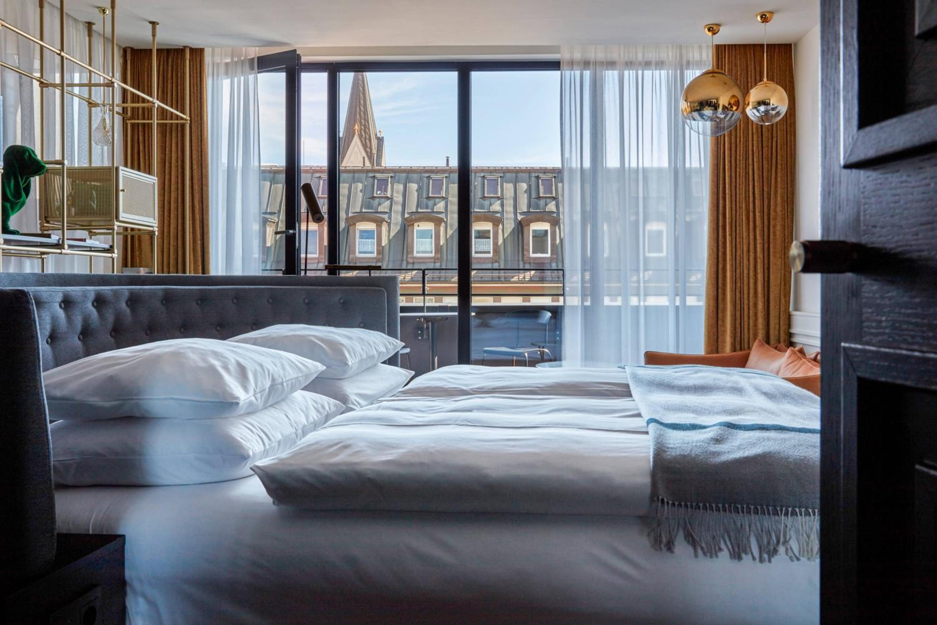 Deluxe Suite, Suite, 1 King, Balcony