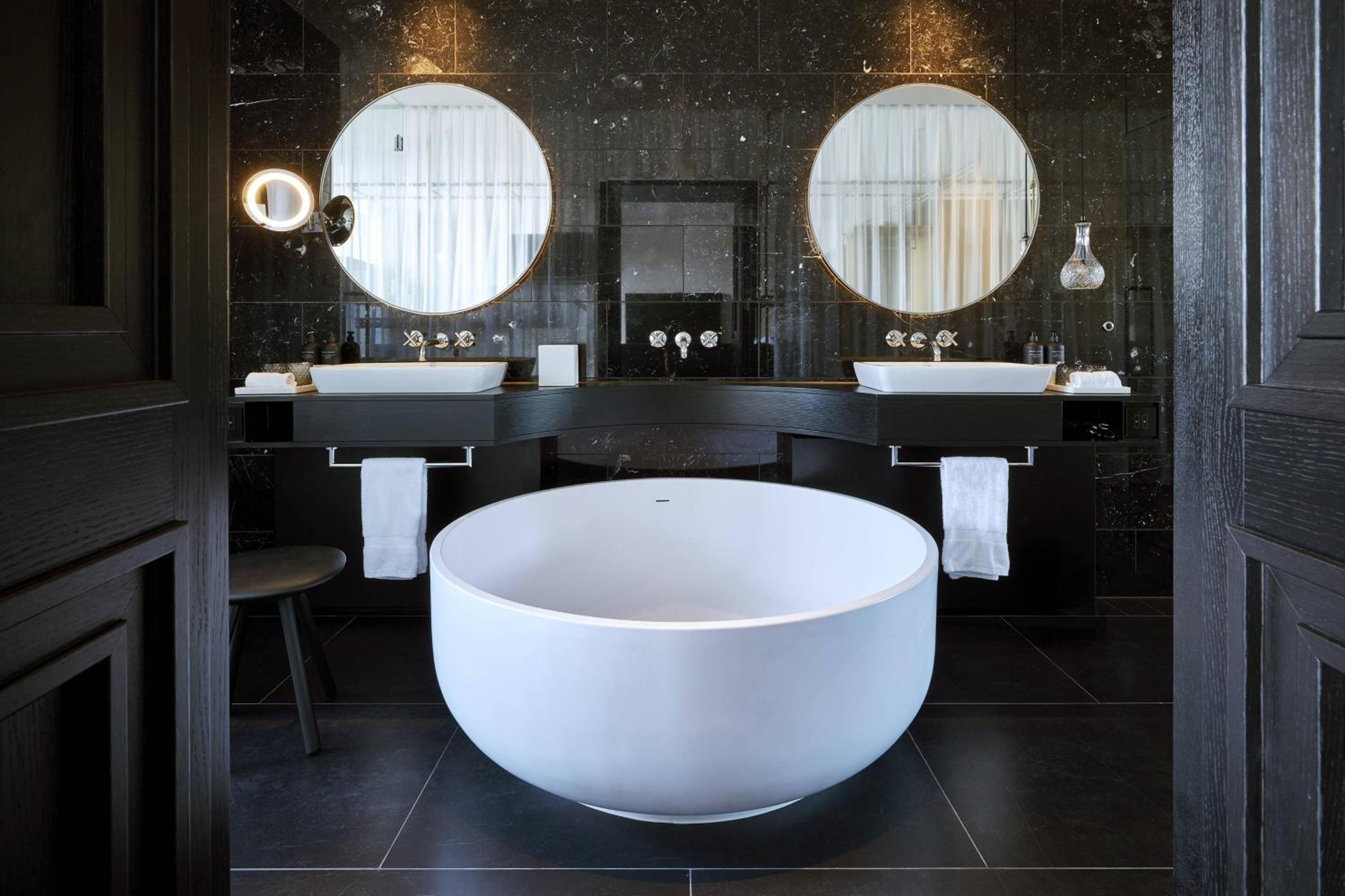Deluxe Suite, Suite, 1 King, Balcony