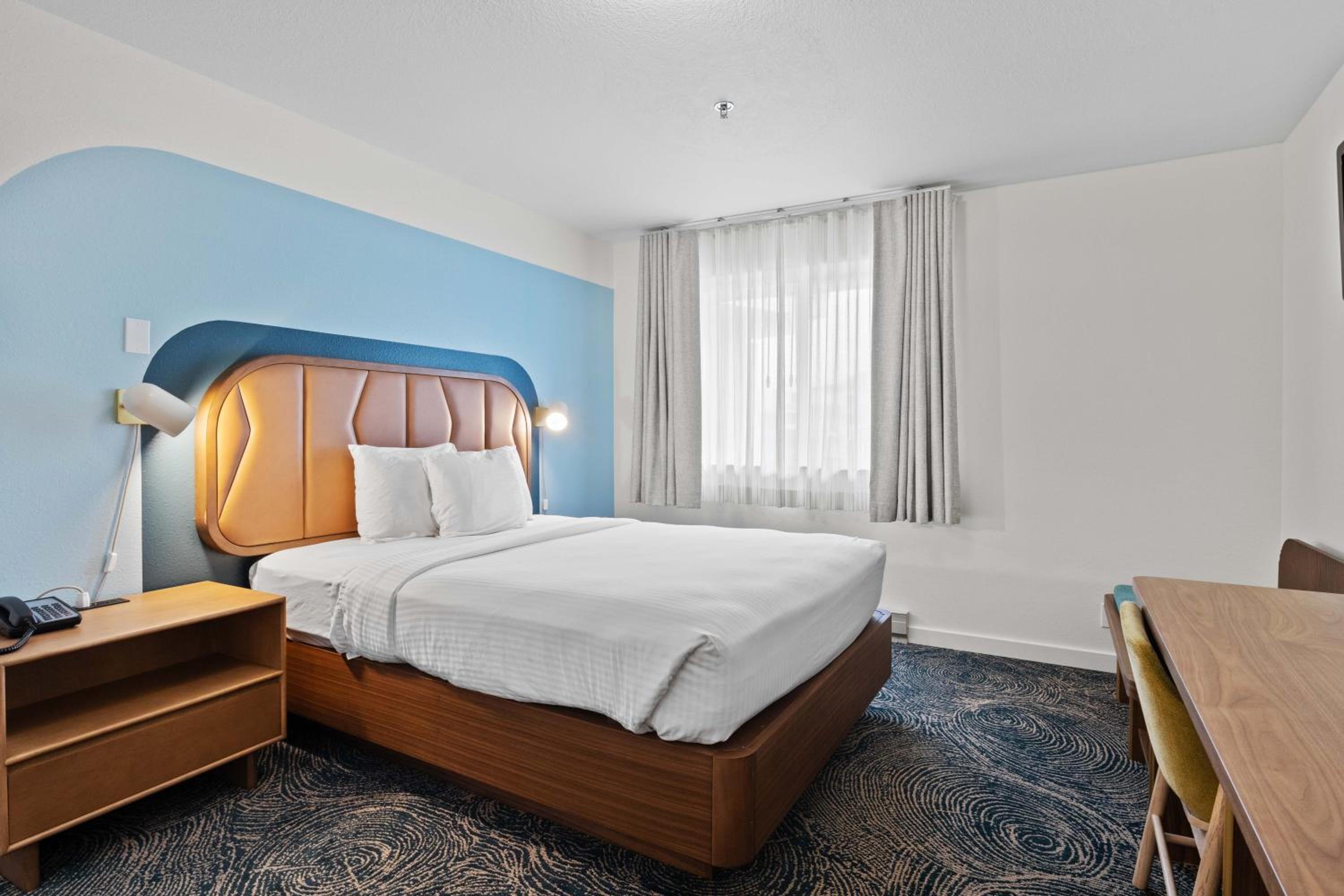 One-Bedroom Suite with Kitchen and Hillside View - Pet Friendly