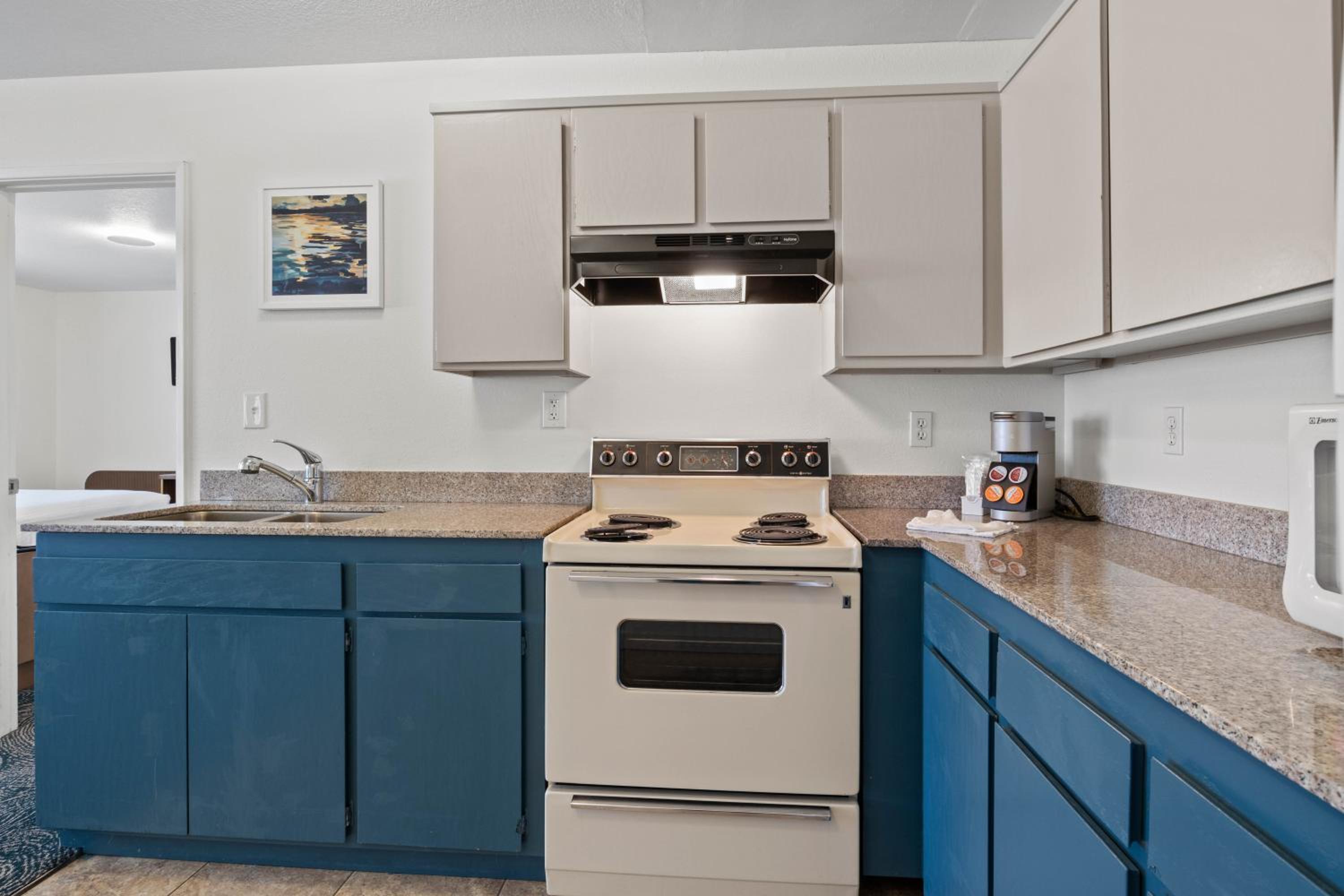 One-Bedroom Suite with Kitchen and Hillside View - Pet Friendly