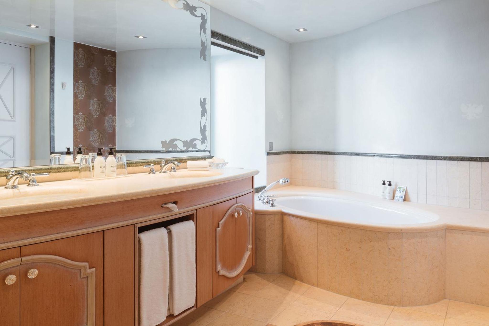 Carlton Two Bedroom Suite with Lake View