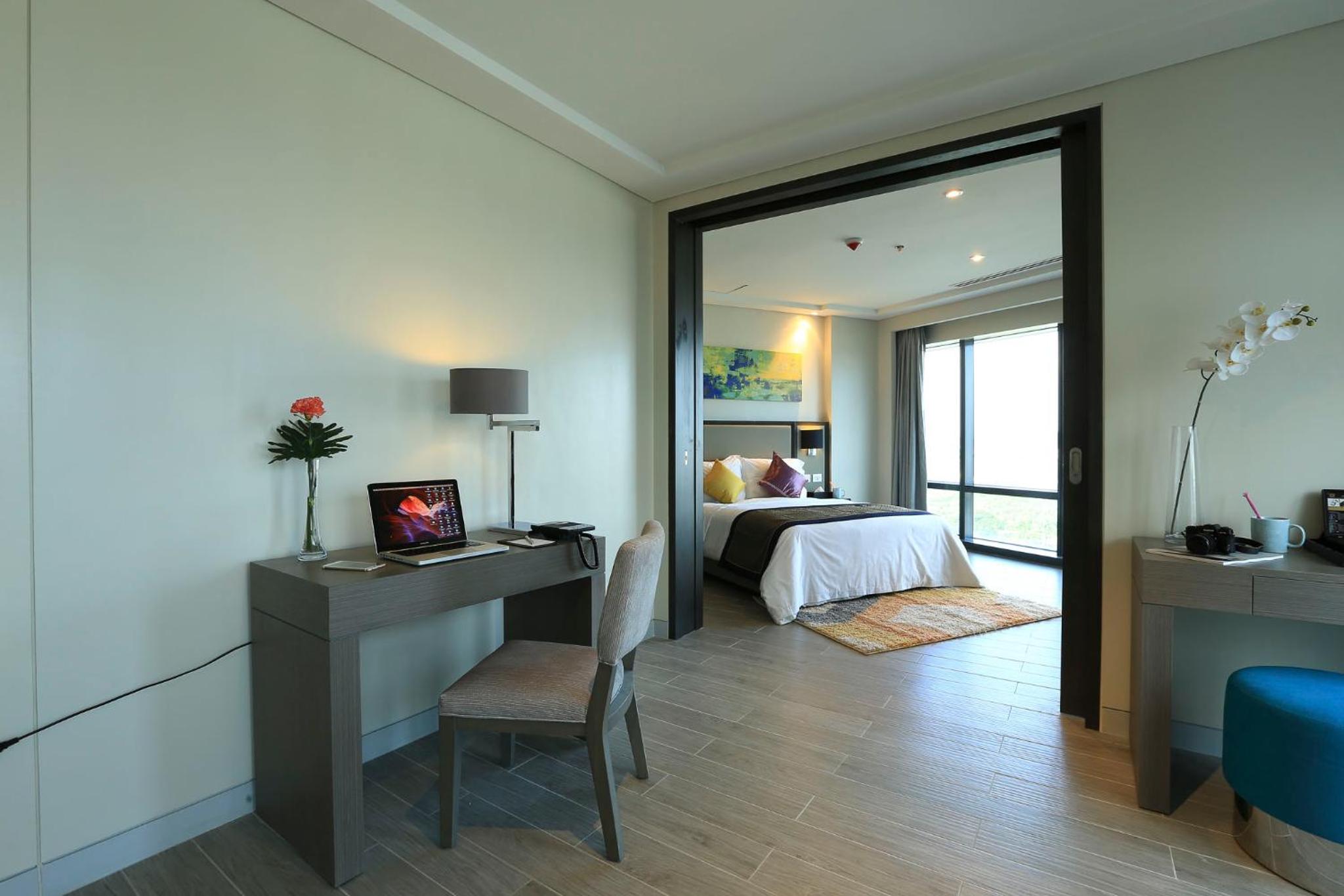 1 Bedroom Executive Suite with Living Room and Airport View