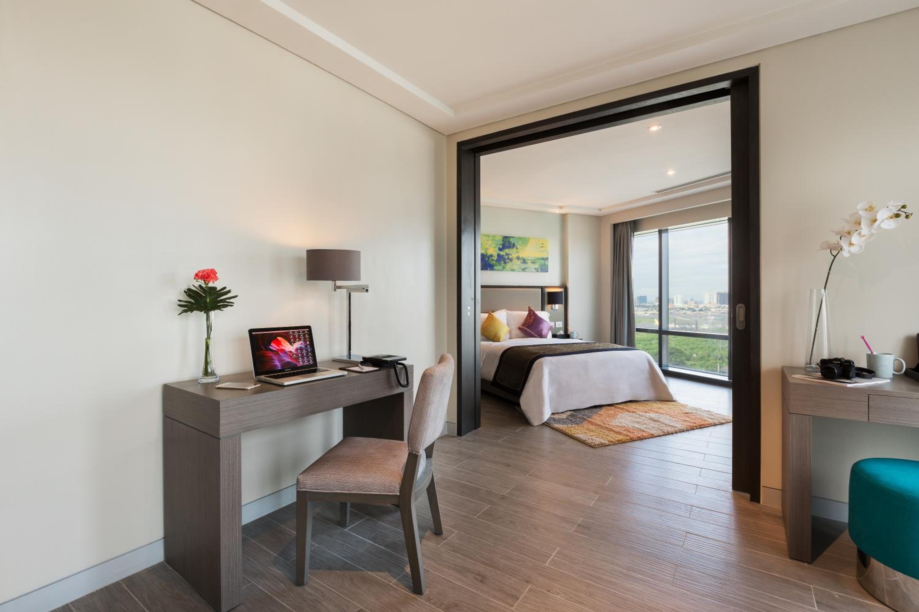 1 Bedroom Executive Suite with Living Room and Airport View