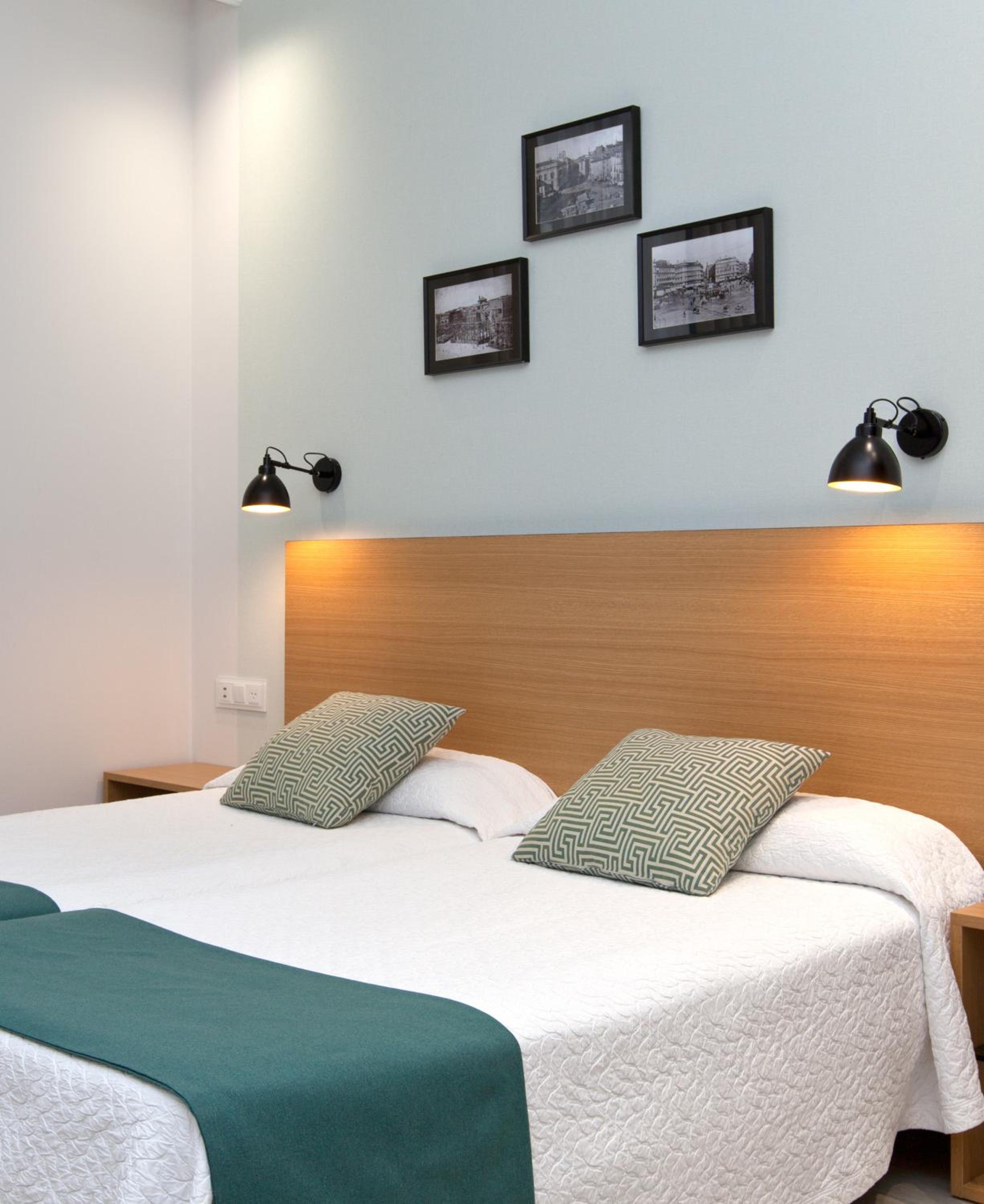Triple Room with Puerta del Sol Views 