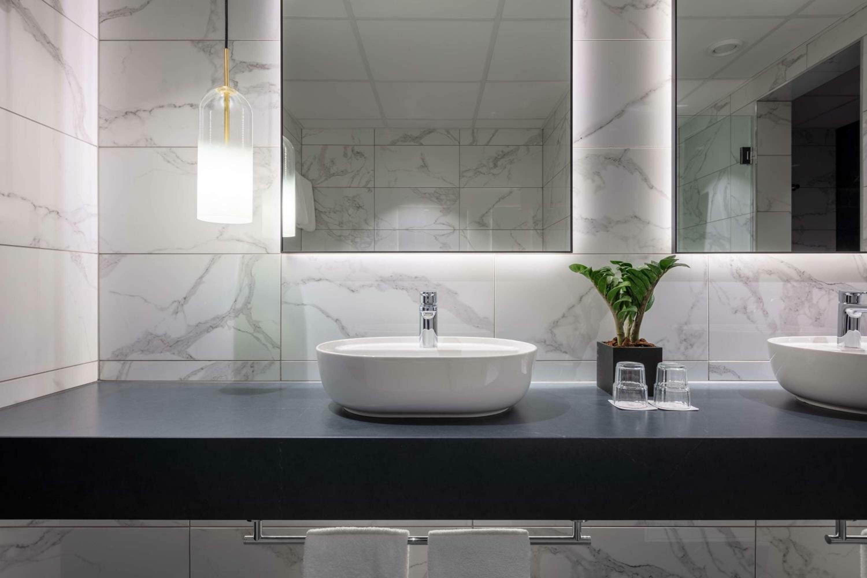 Suite with Skyline and Lake View