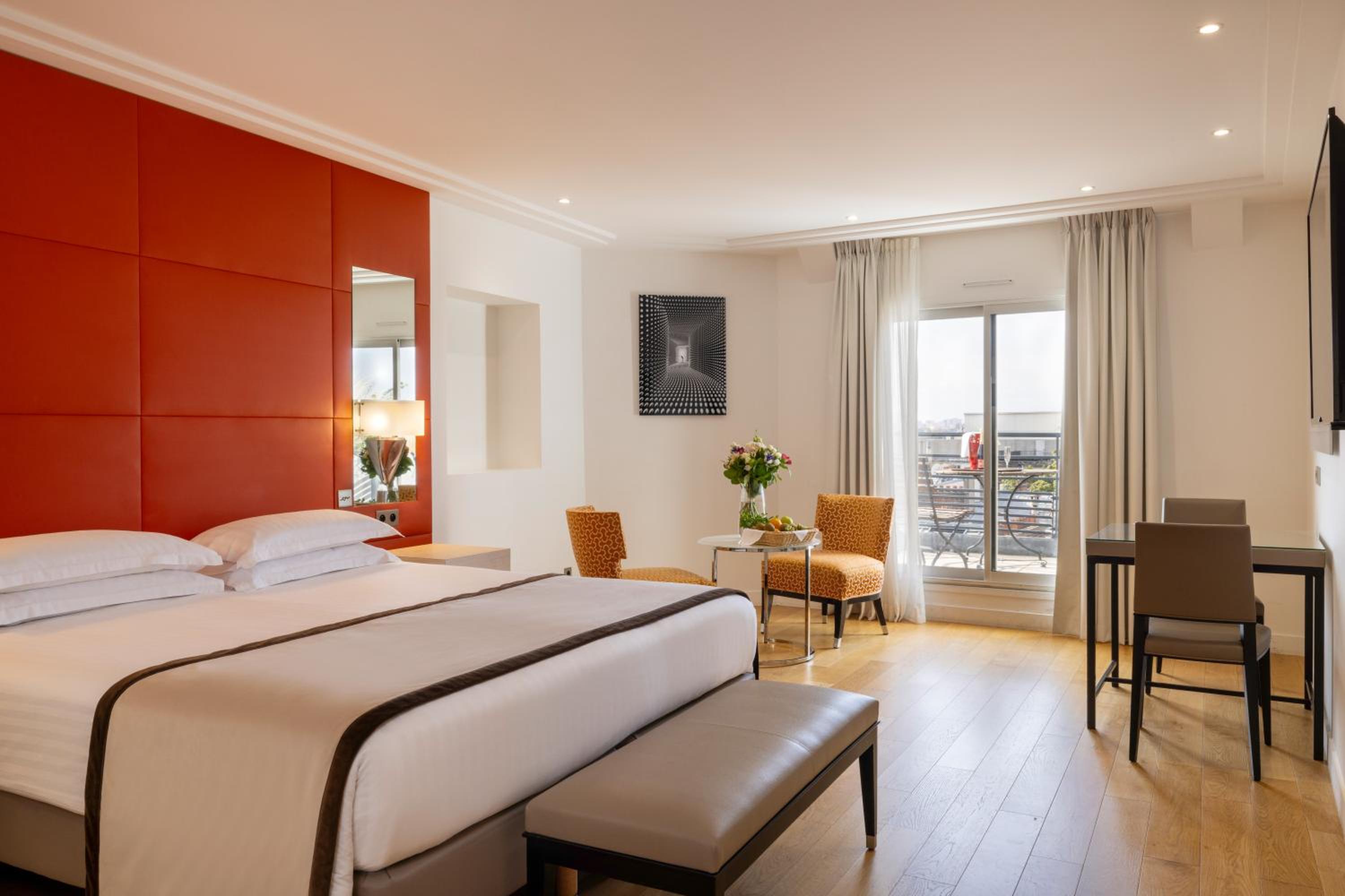 Junior Suite with Eiffel Tower View