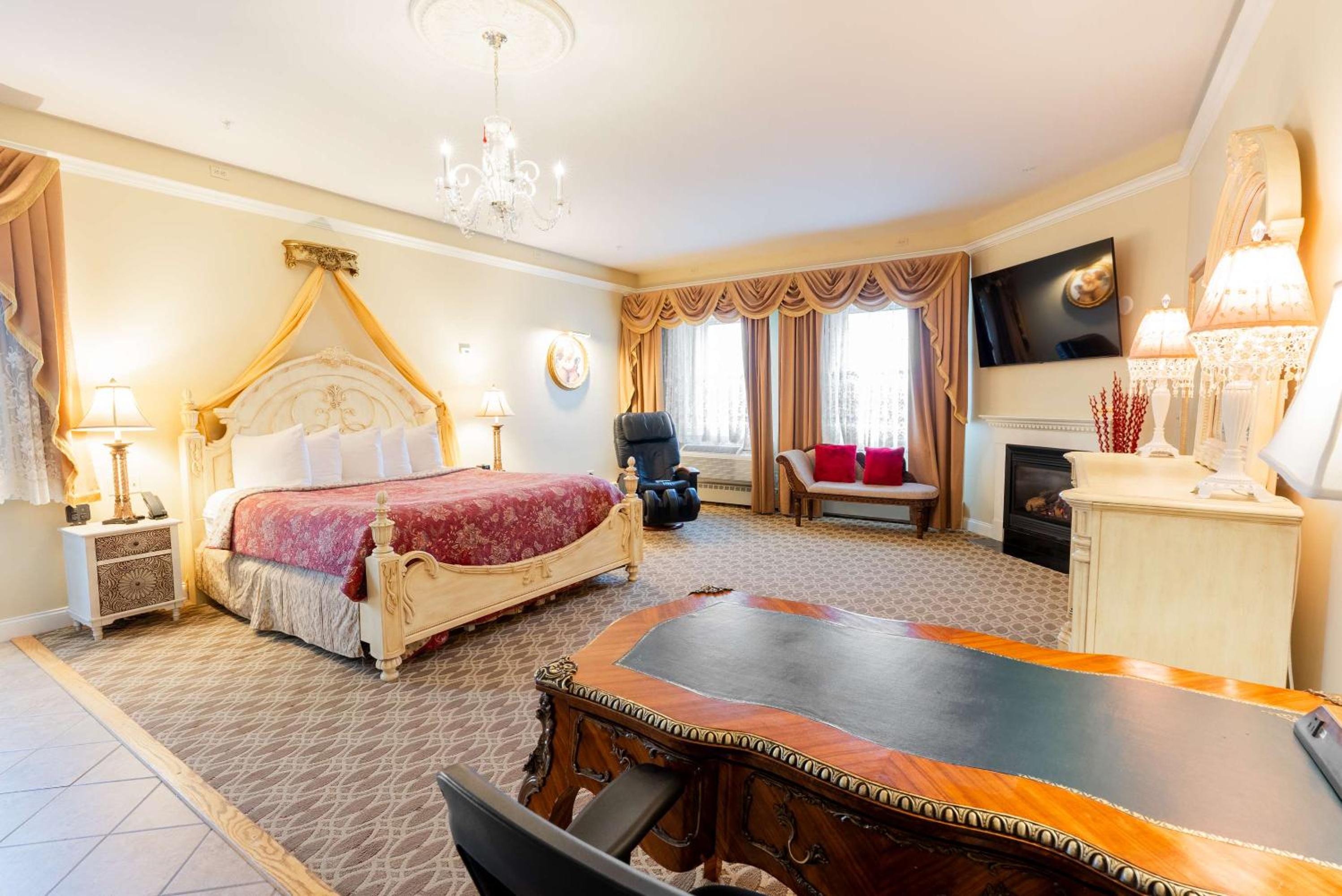 King Suite with Fireplace and Spa Bath - Romantic Room/Non-Smoking