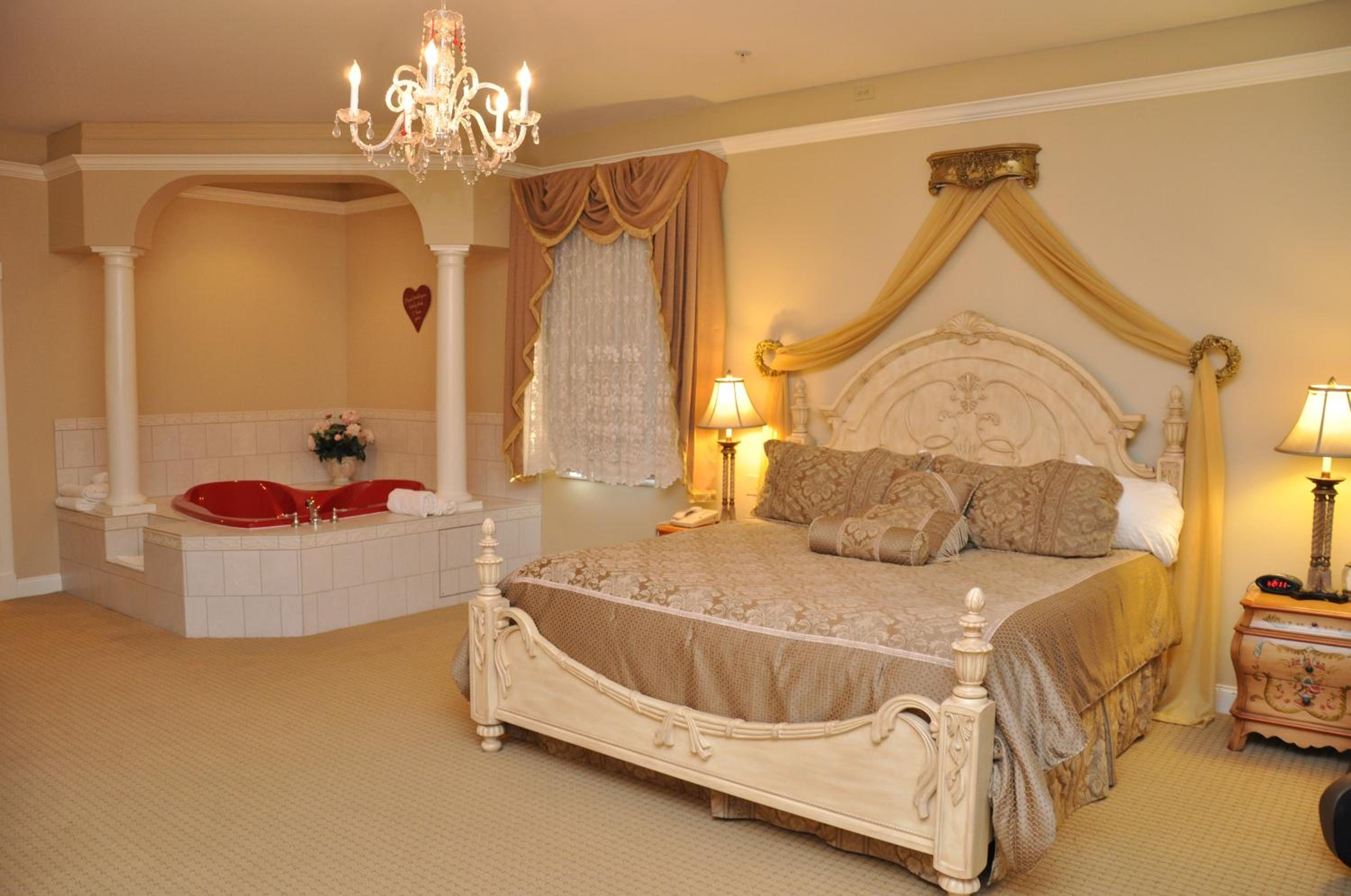 King Suite with Fireplace and Spa Bath - Romantic Room/Non-Smoking