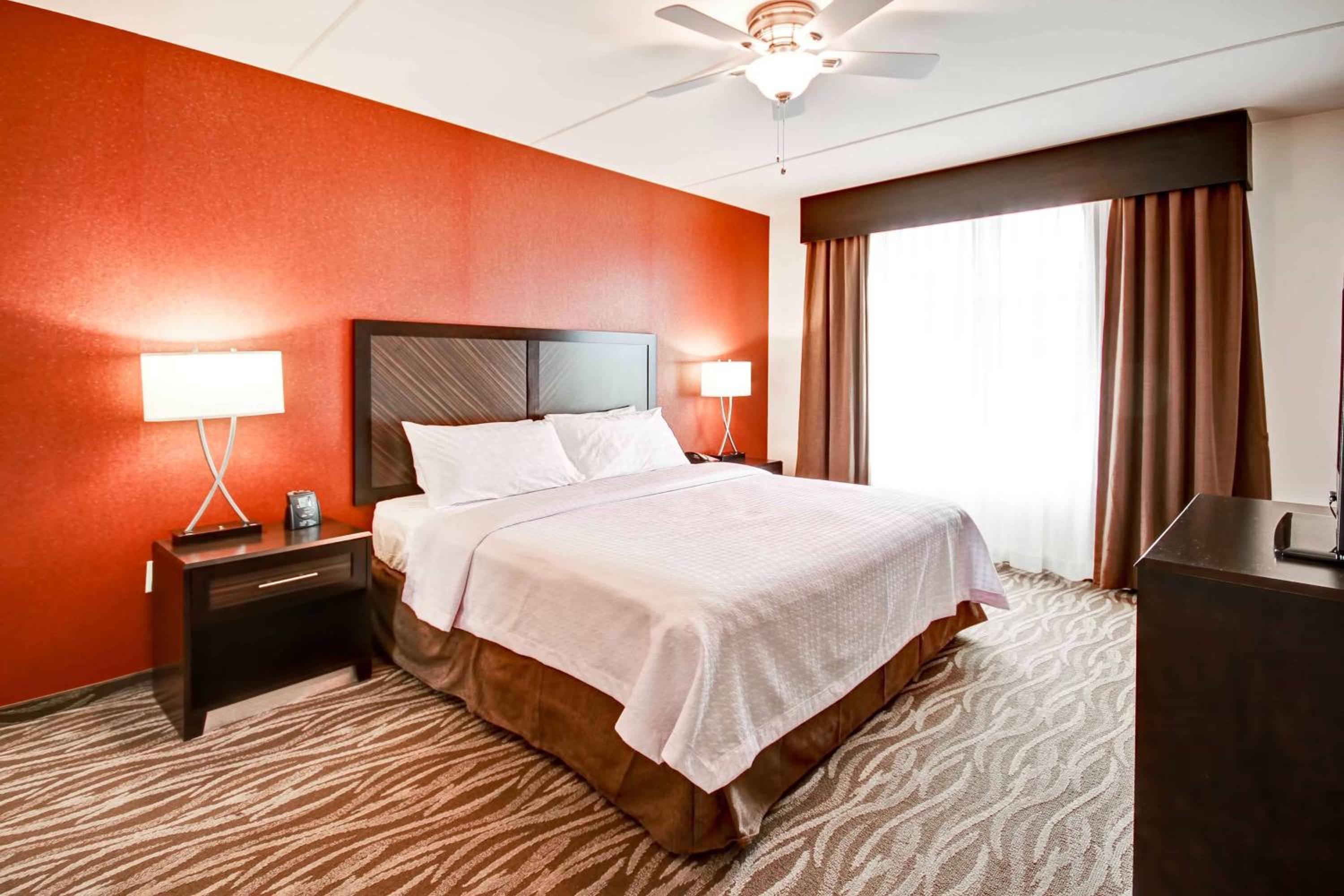 King Suite - Mobility/Hearing Access with Bath Tub