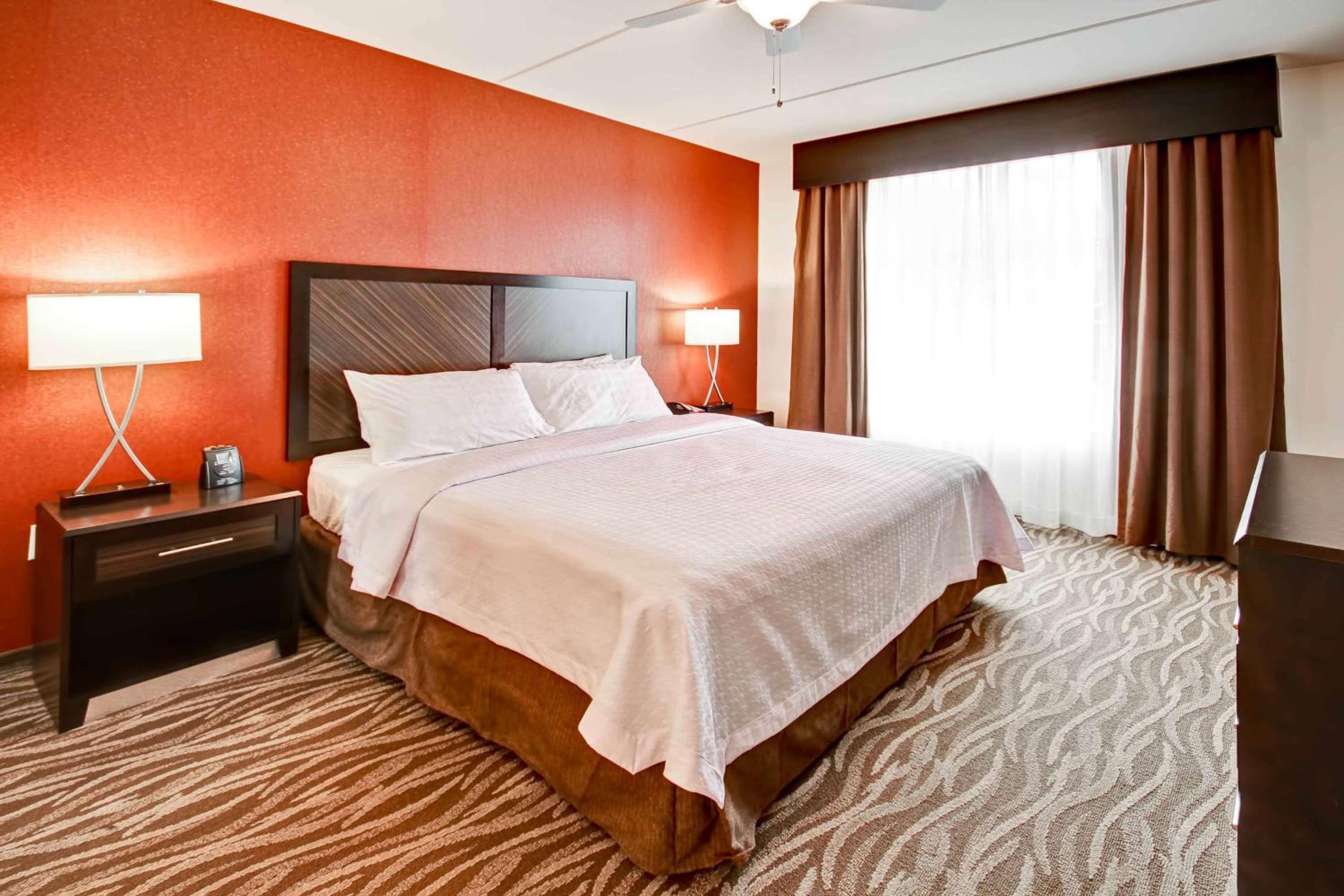 King Suite - Mobility/Hearing Access with Bath Tub