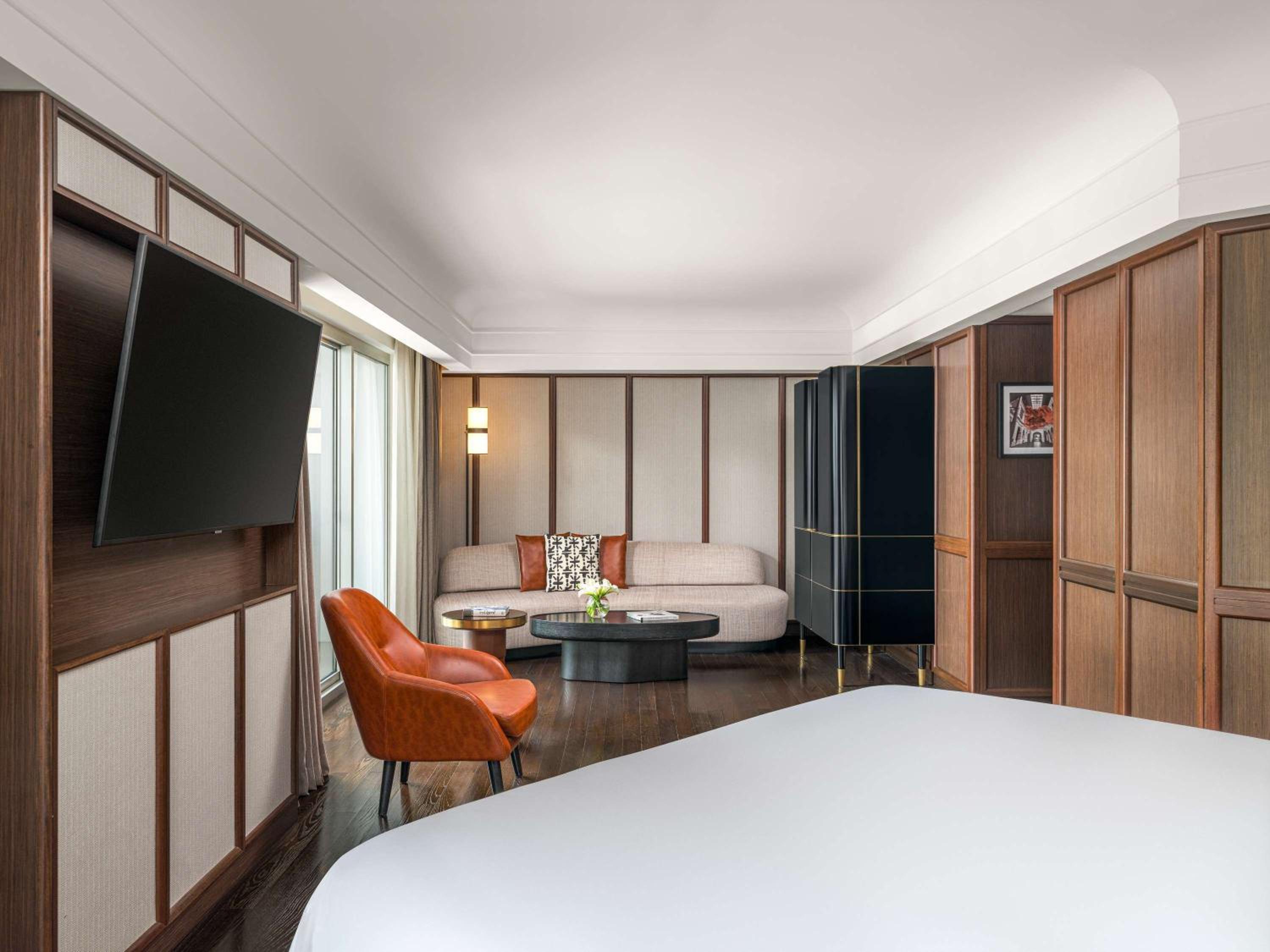 Signature Salon Suite, 1 King, Two Balconies, Separate Lounge