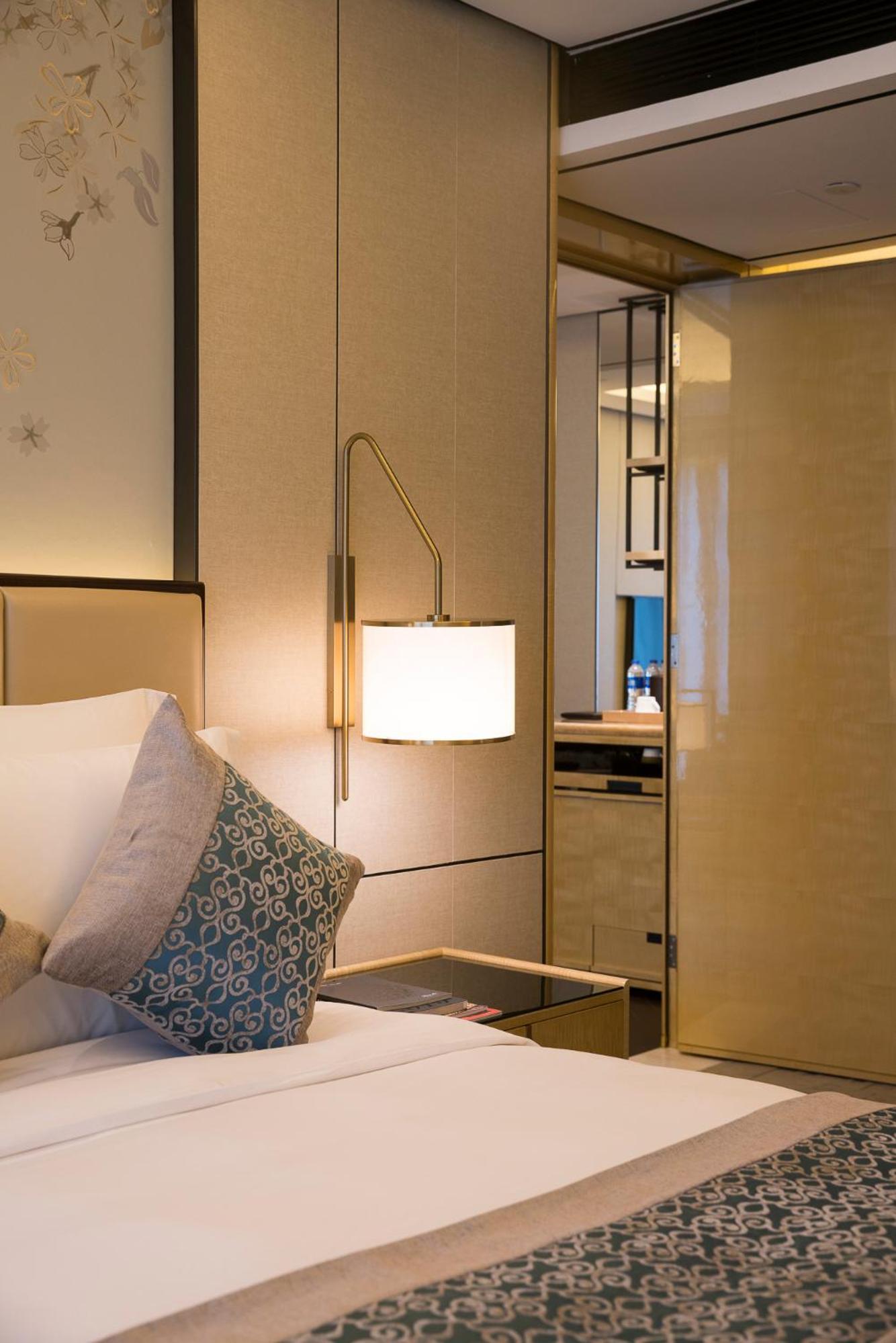 Deluxe Suite - Enjoy Free Executive Benefits