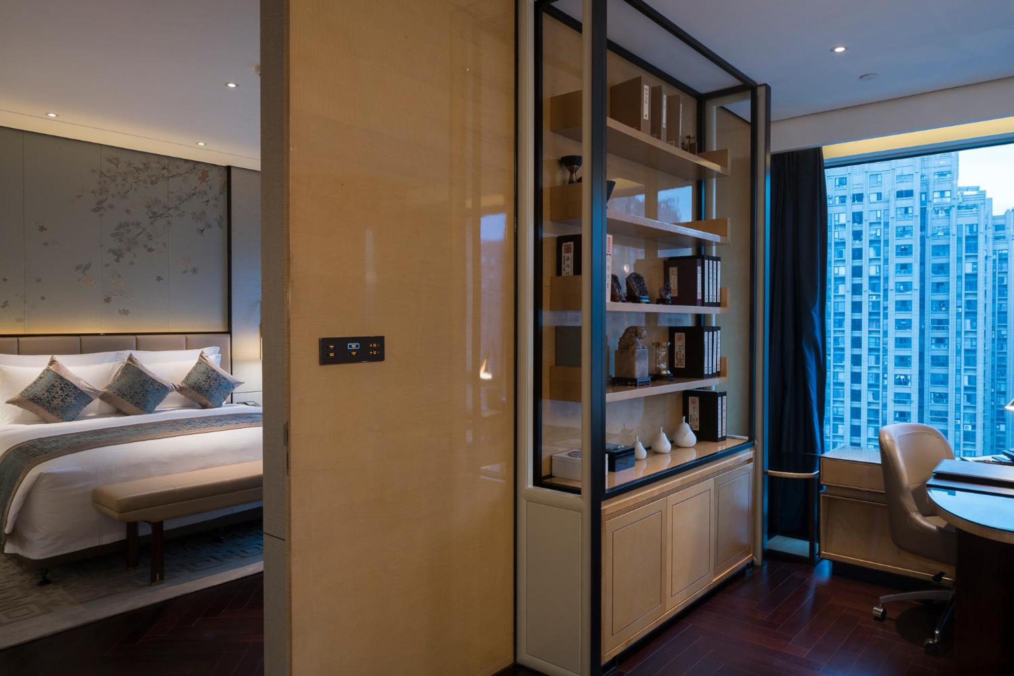 Deluxe Suite - Enjoy Free Executive Benefits