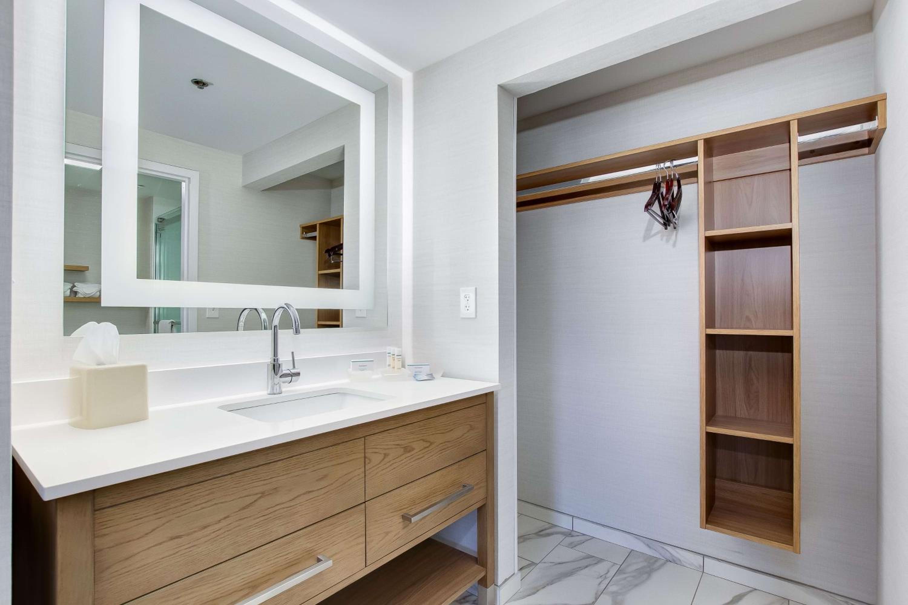 One-Bedroom Queen Suite with Two Queen Beds - Non-Smoking