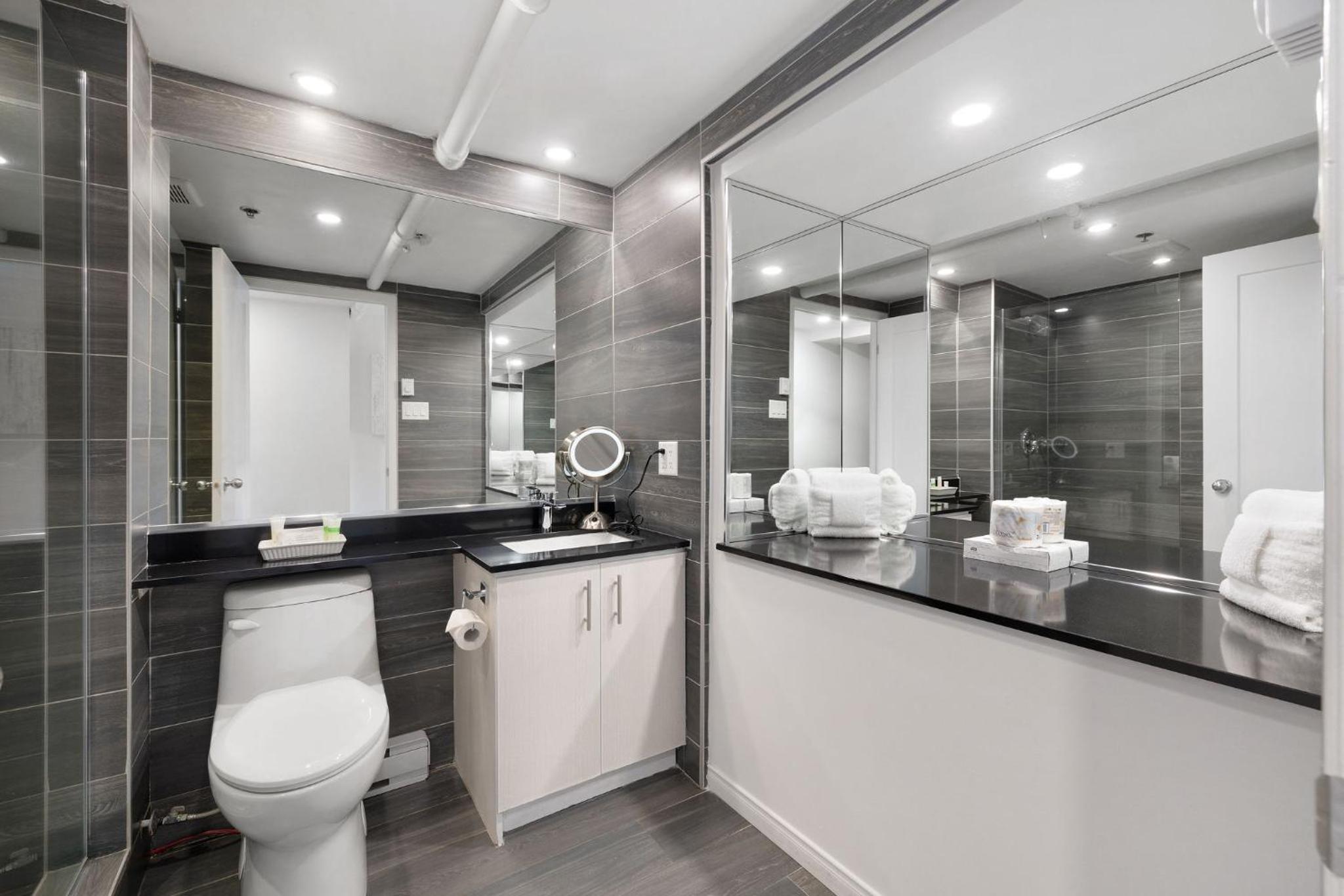 Superior Suite / Full Kitchen / Animals Not Permitted