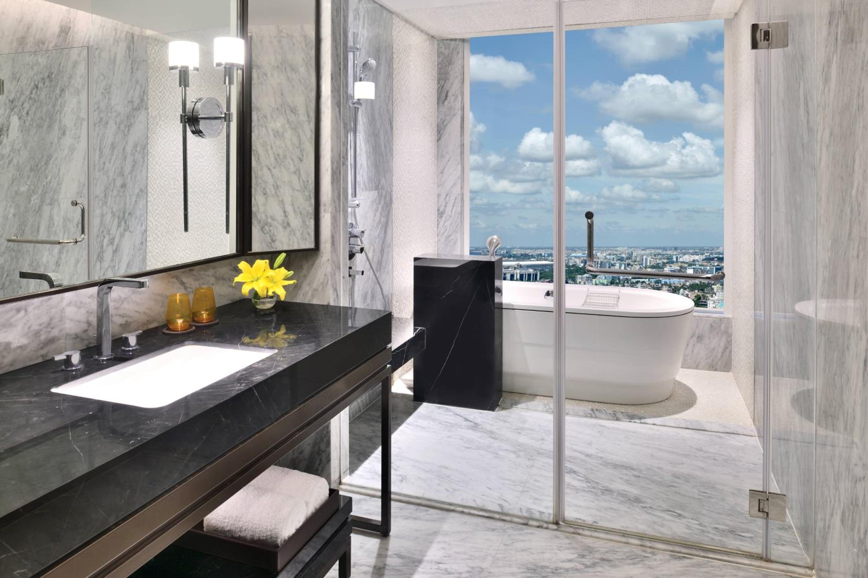 Deluxe Suite with Executive Lounge Access & Two way Airport Transfer