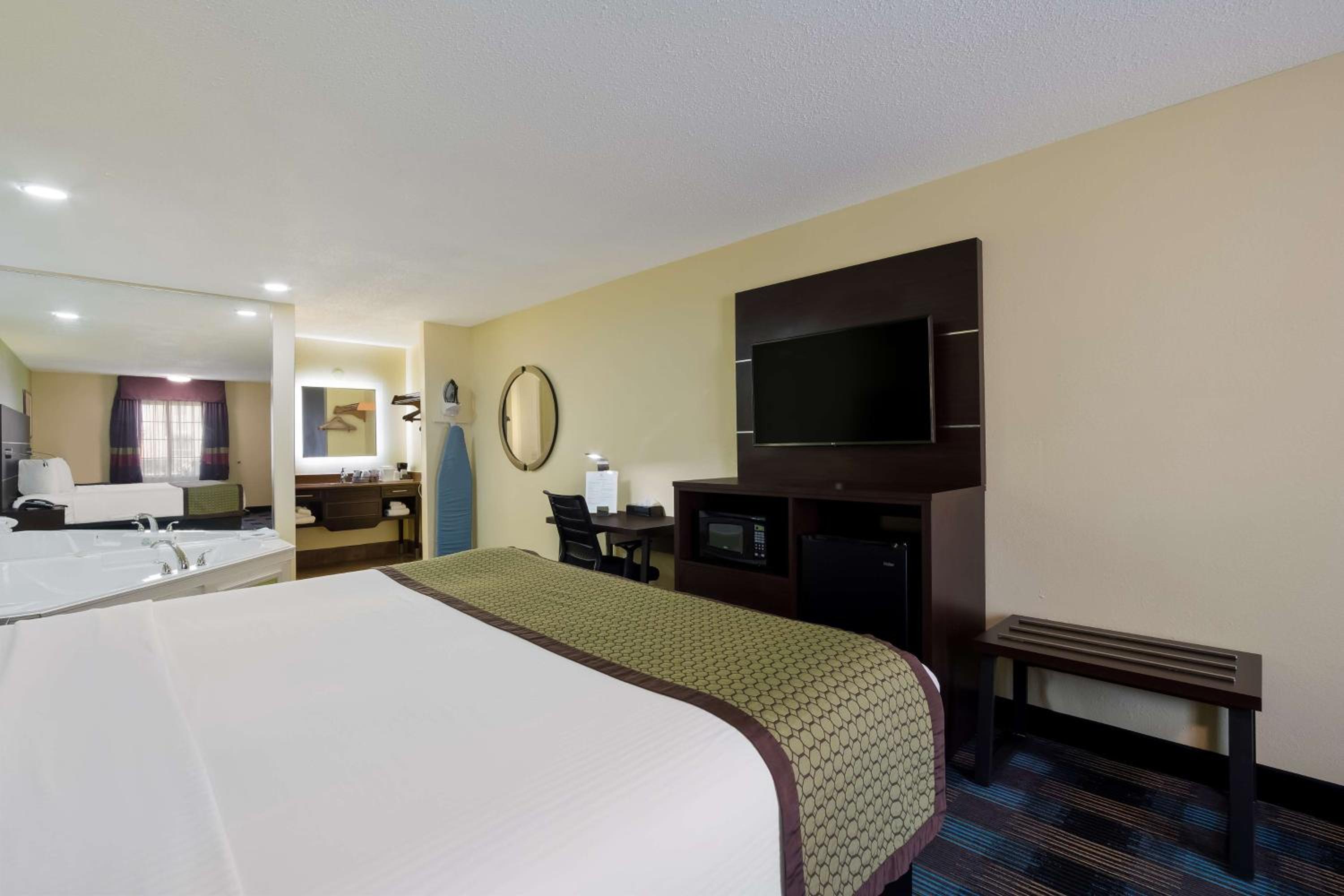 King Suite with Spa Bath, Sofa and Walk-In Shower - Non-Smoking