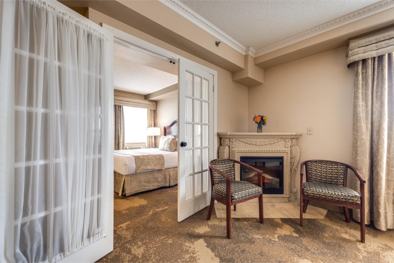 Deluxe King Suite with Jetted Tub and Living Room