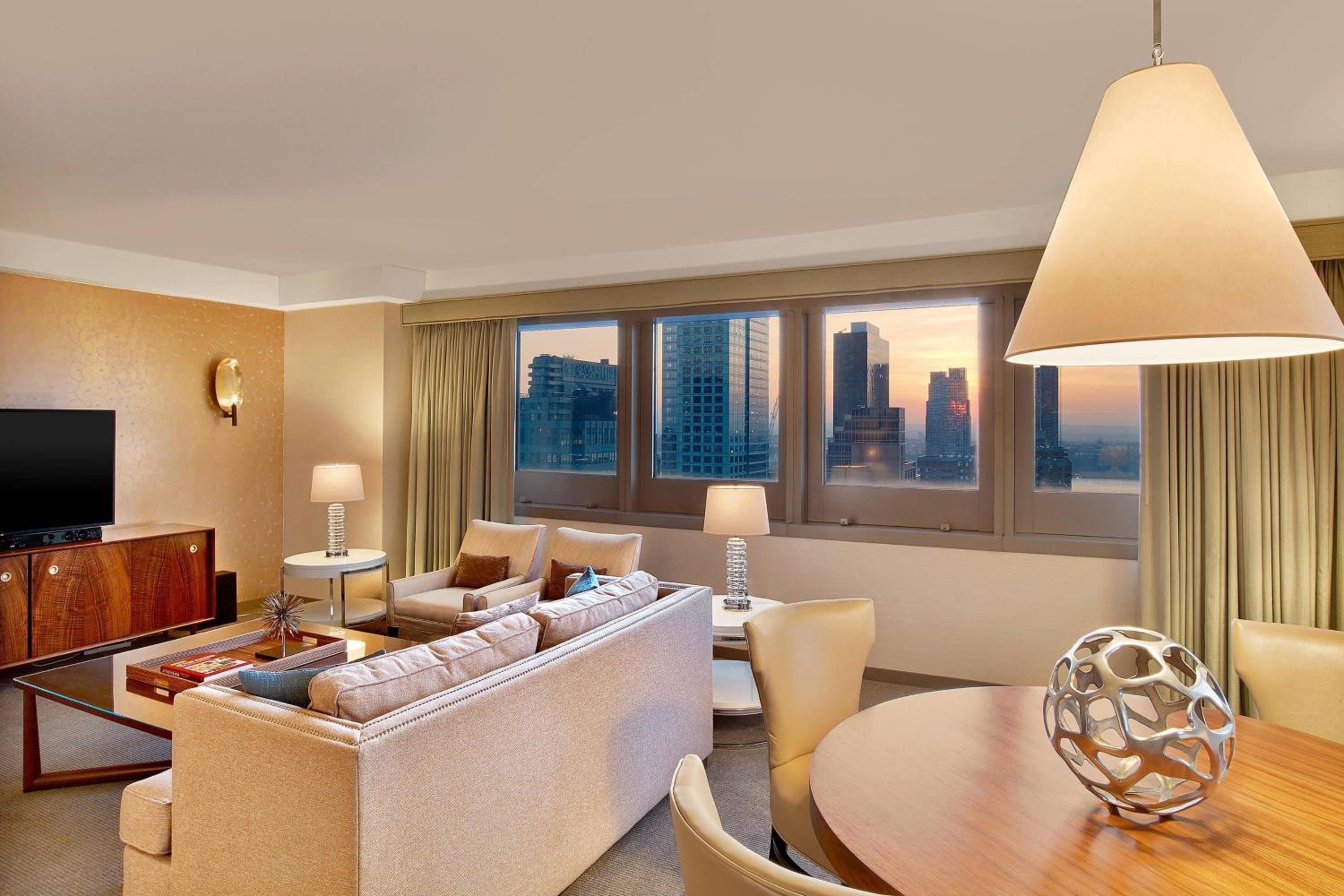 One-Bedroom Suite, 1 King, Sofa bed, Skyline view