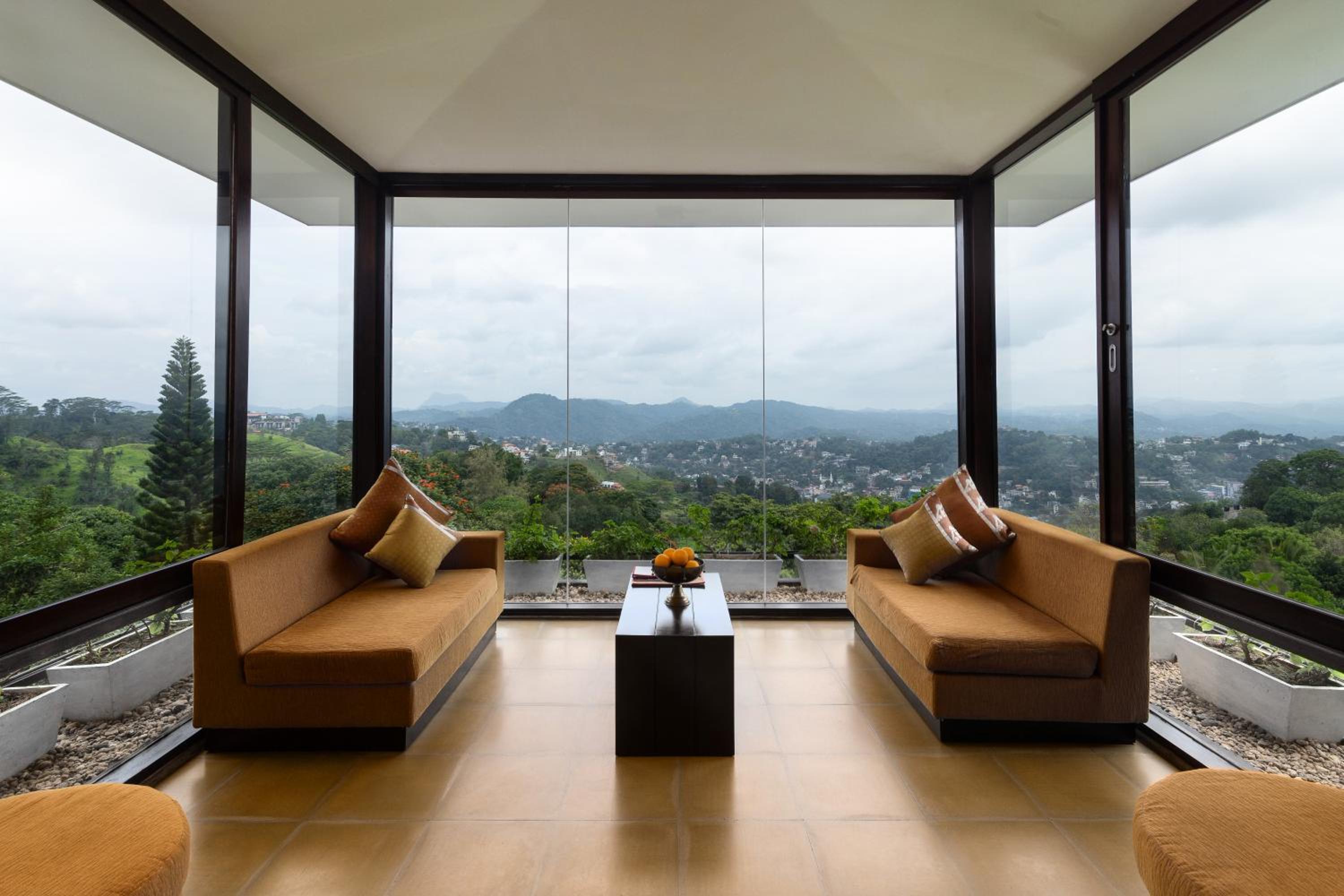 Panoramic Mountain View Penthouse Suite with Jacuzzi - 10% off on Award Winning Cocktails & Selected Wines, Steam Room & Sauna Access