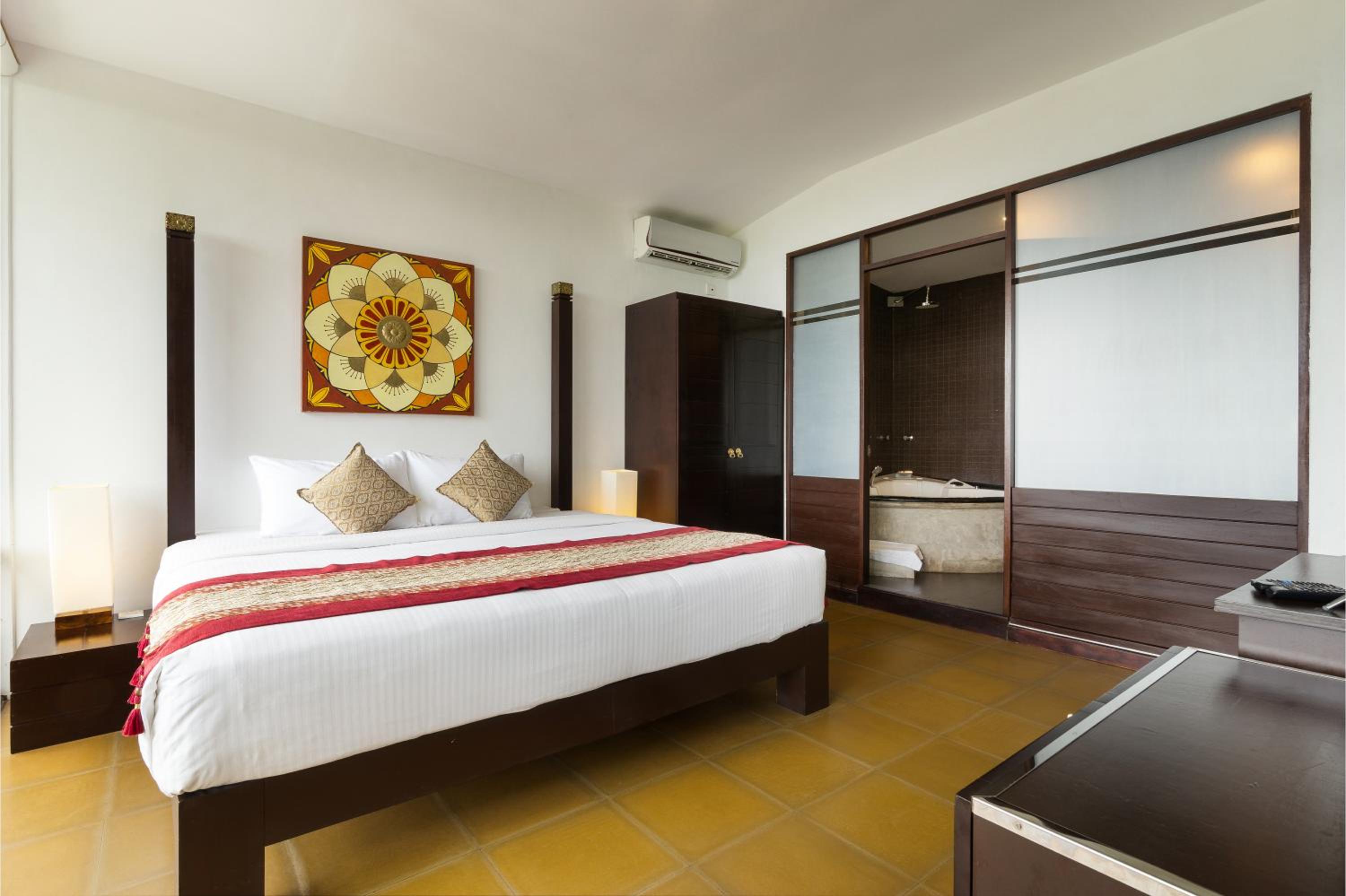 Panoramic Mountain View Penthouse Suite with Jacuzzi - 10% off on Award Winning Cocktails & Selected Wines, Steam Room & Sauna Access