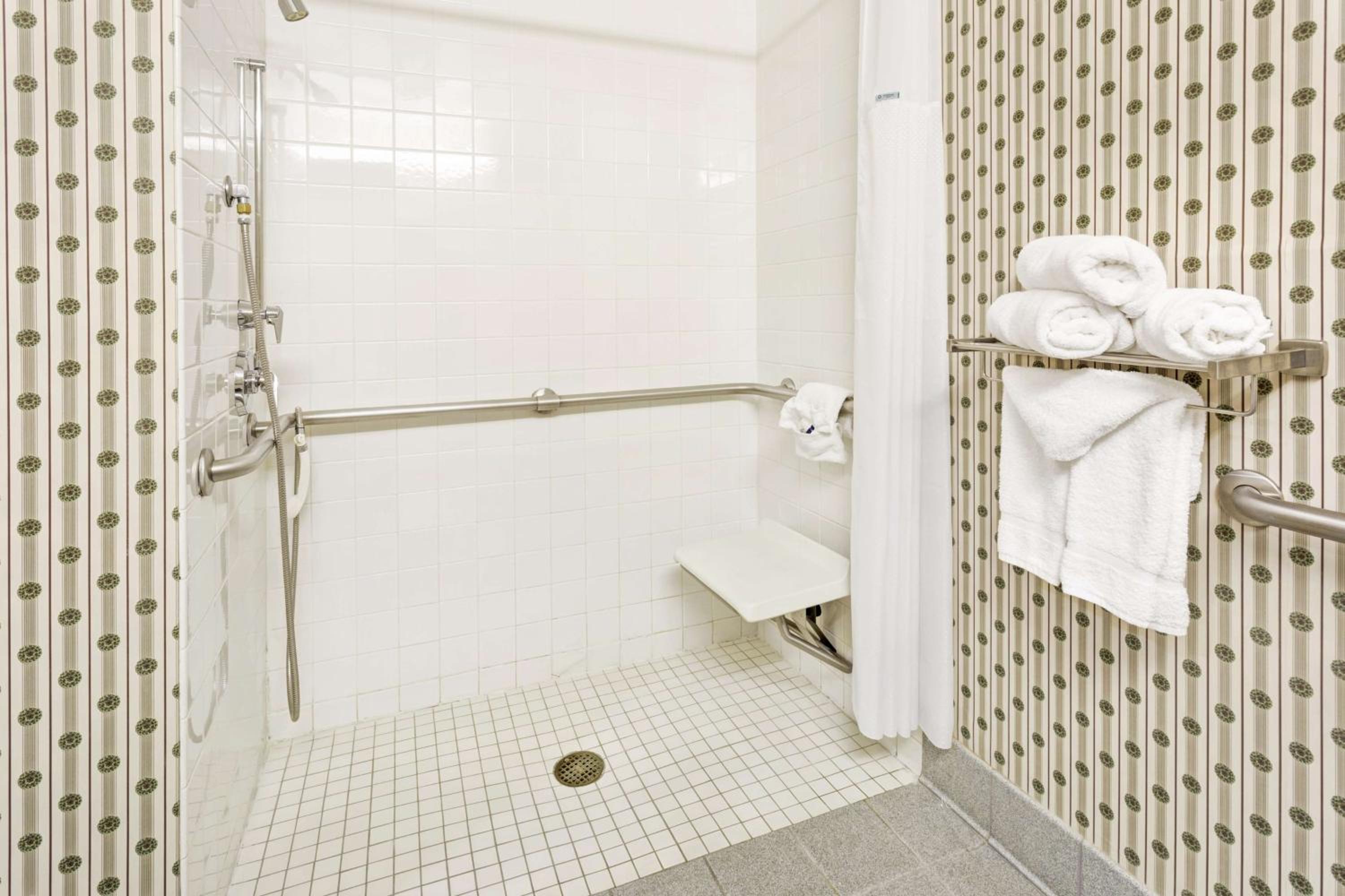 Queen Room - Mobility Access/Non-Smoking