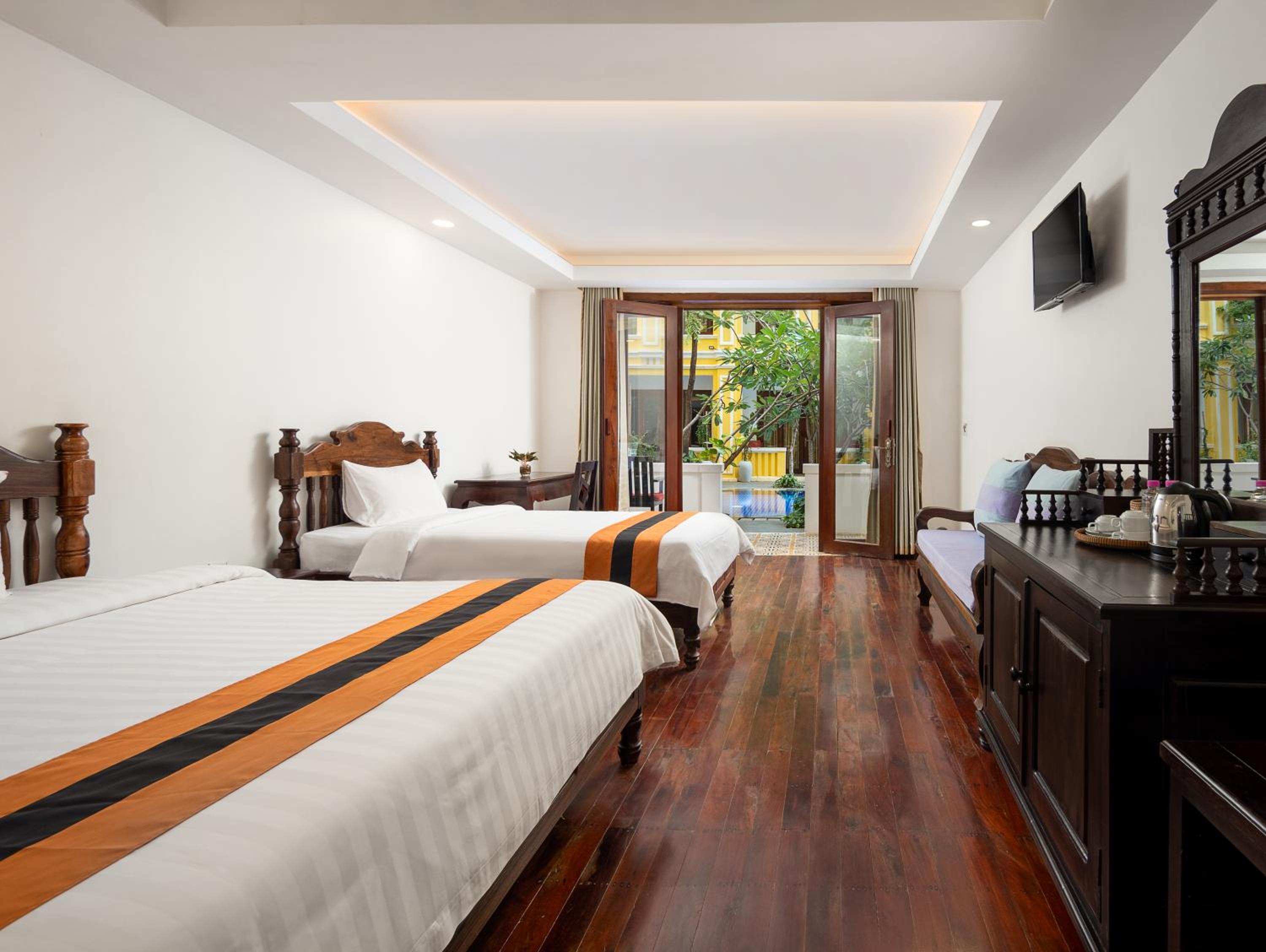 Deluxe Triple Room with Pool View 