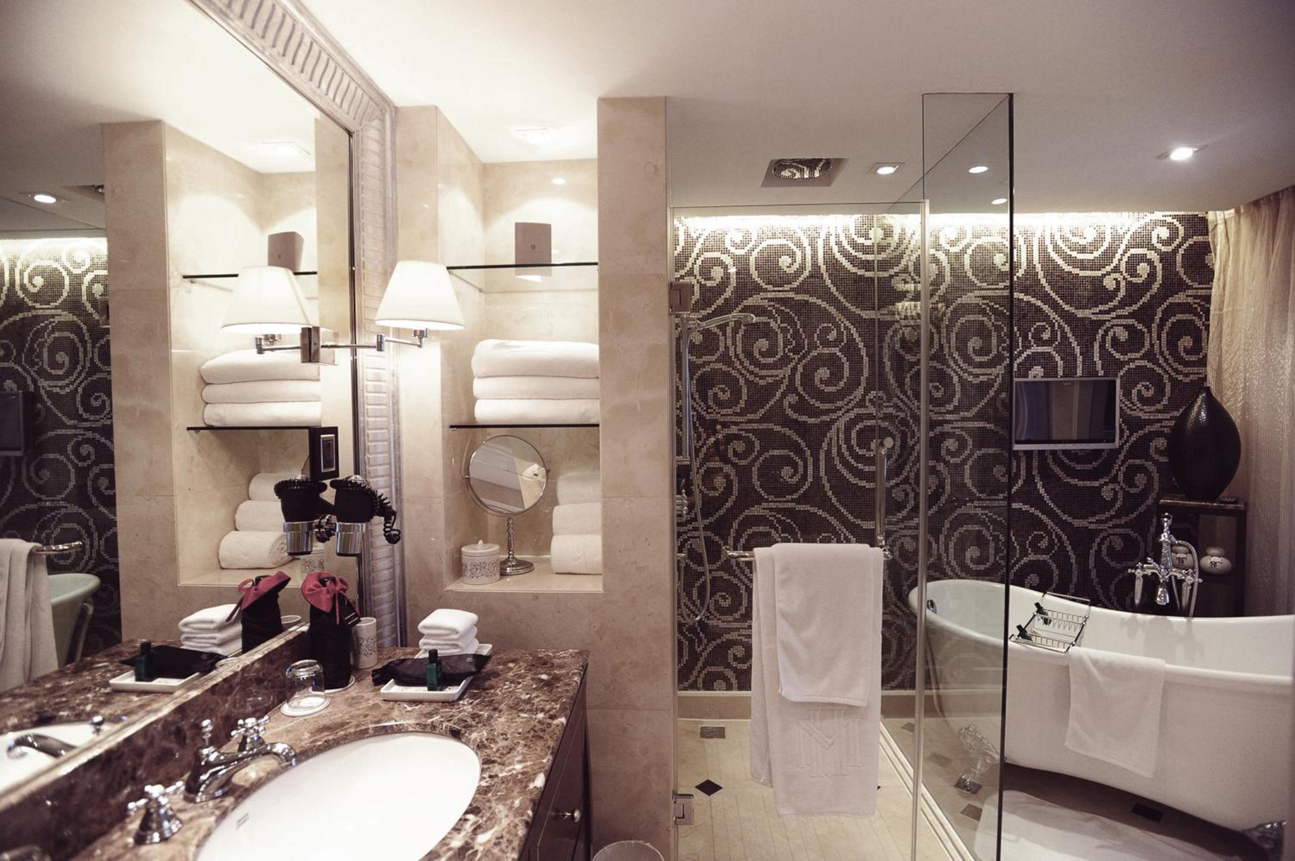 Opera Wing Prestige Suite with King Bed and Lounge Benefits