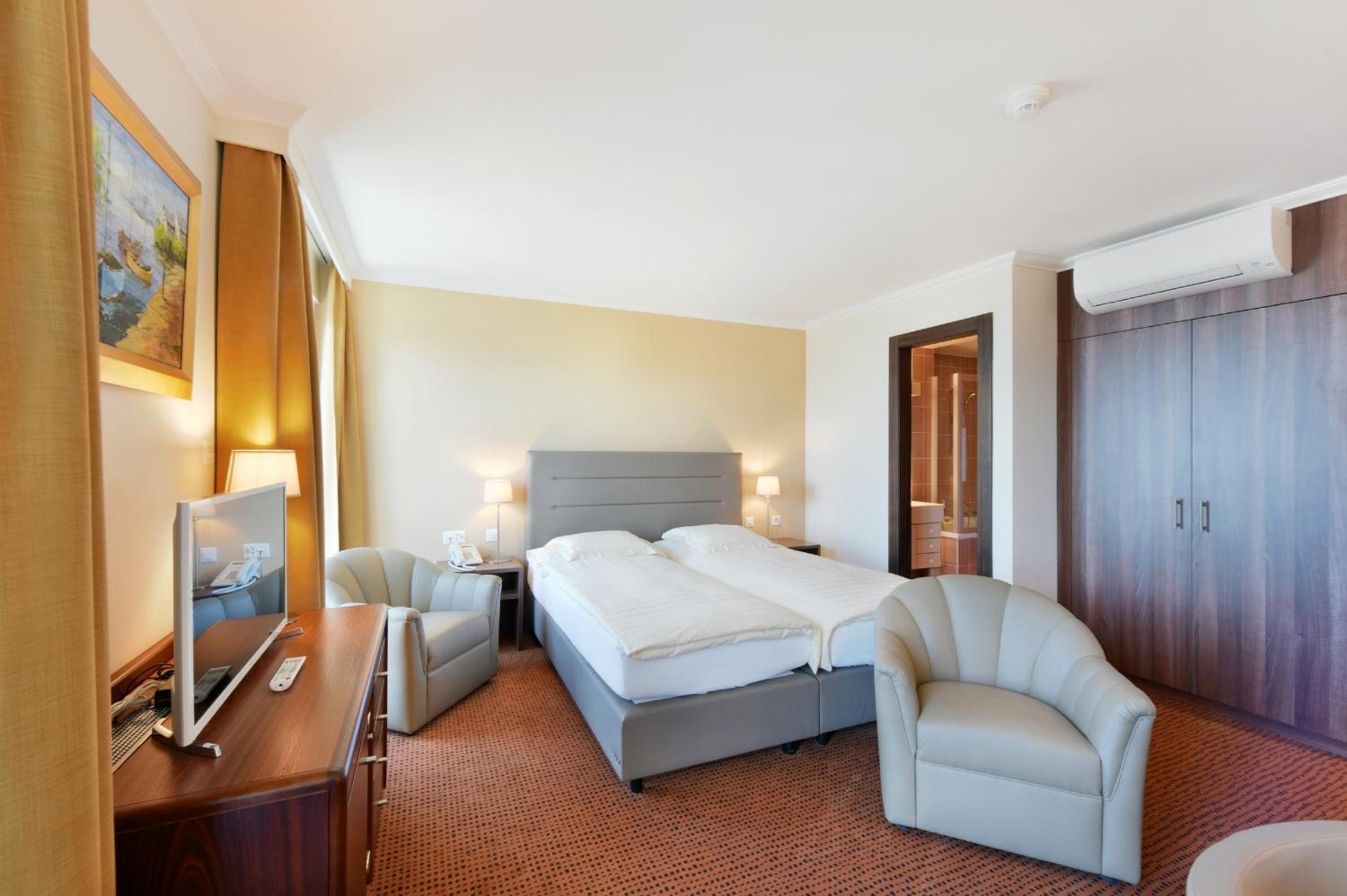 Superior Twin Room with Balcony 