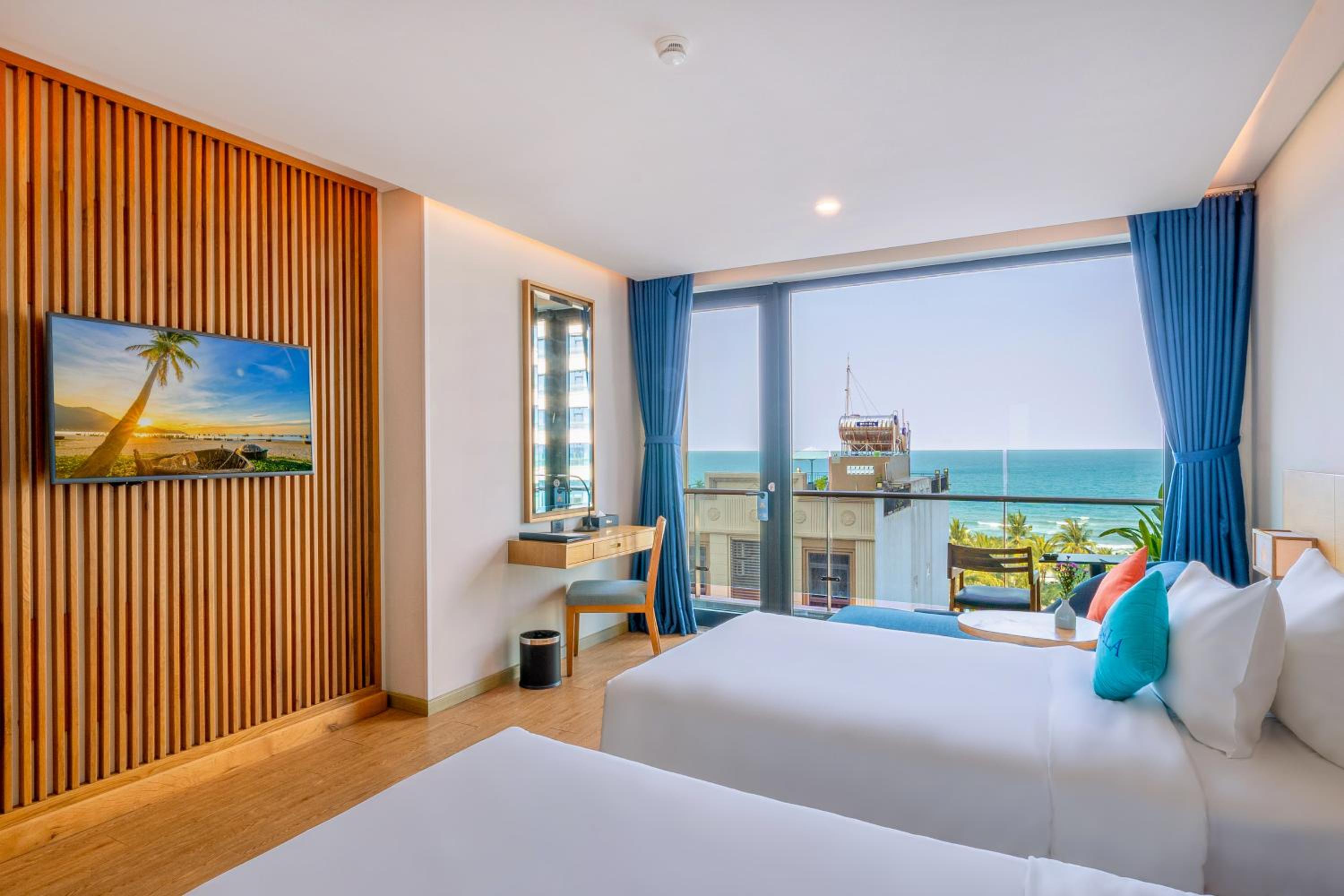 Deluxe Twin Room with Partial Sea View