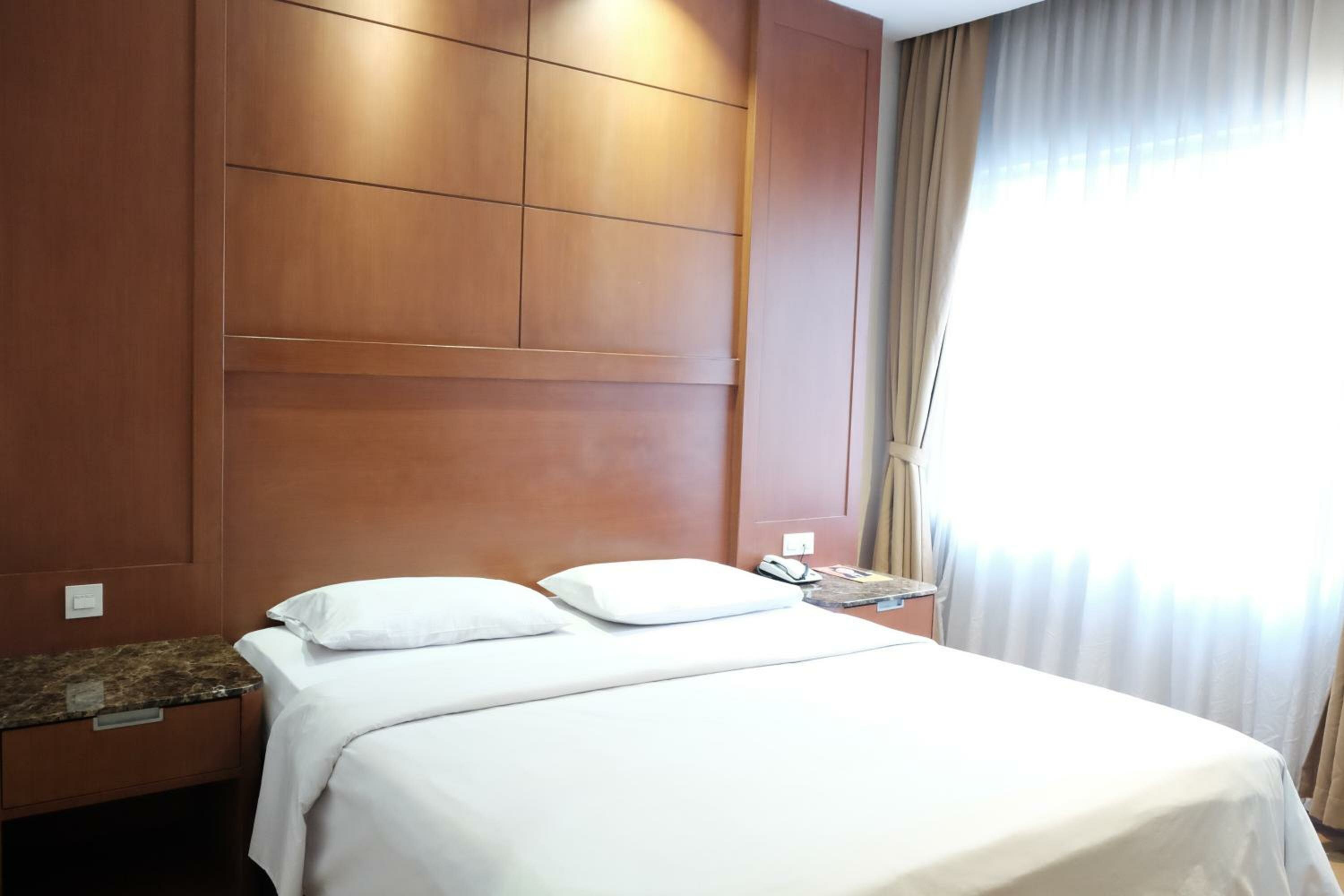 Deluxe Smoking Room