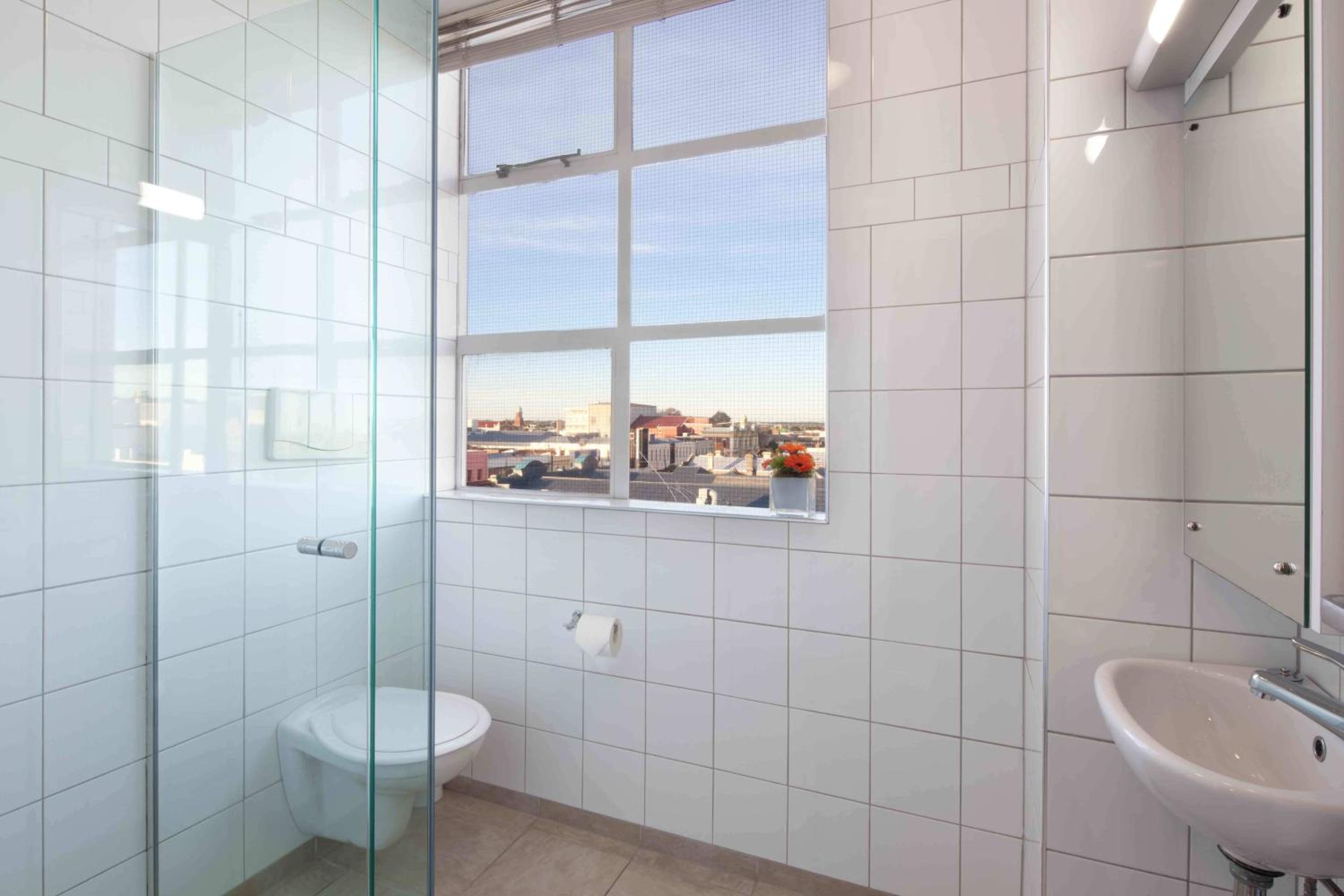 Three-Bedroom Apartment with Three Queen Beds 