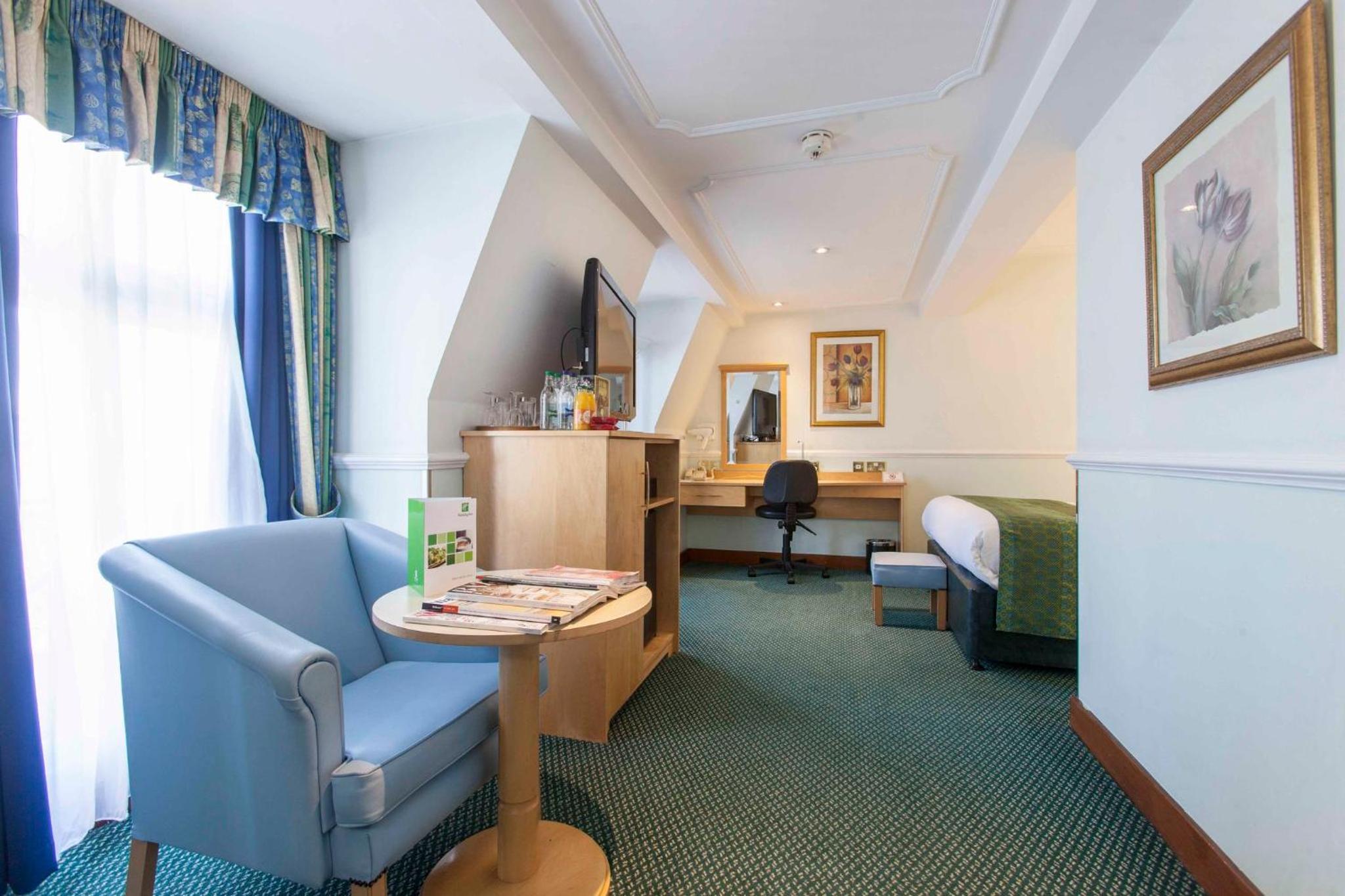 Premium Queen Room with Street View