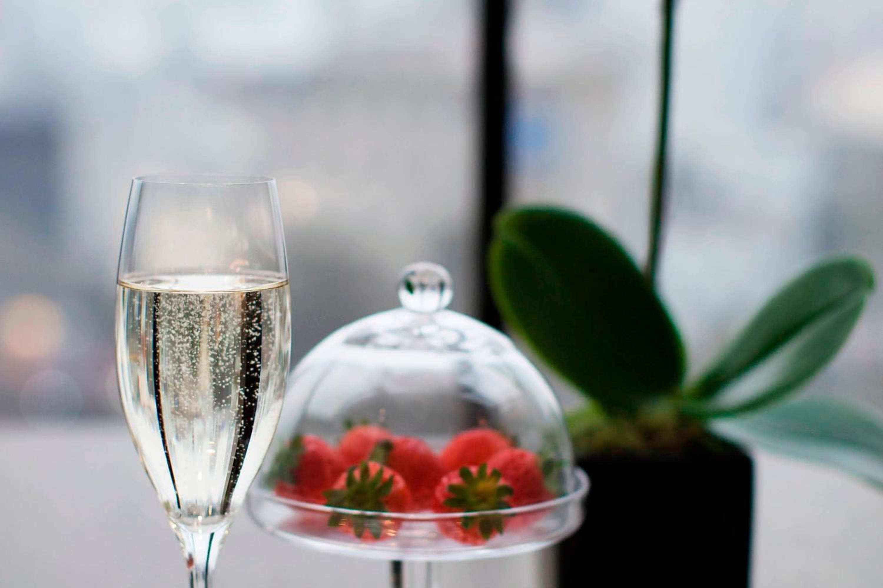 Executive lounge access, Guest room, 1 King, Skyline view