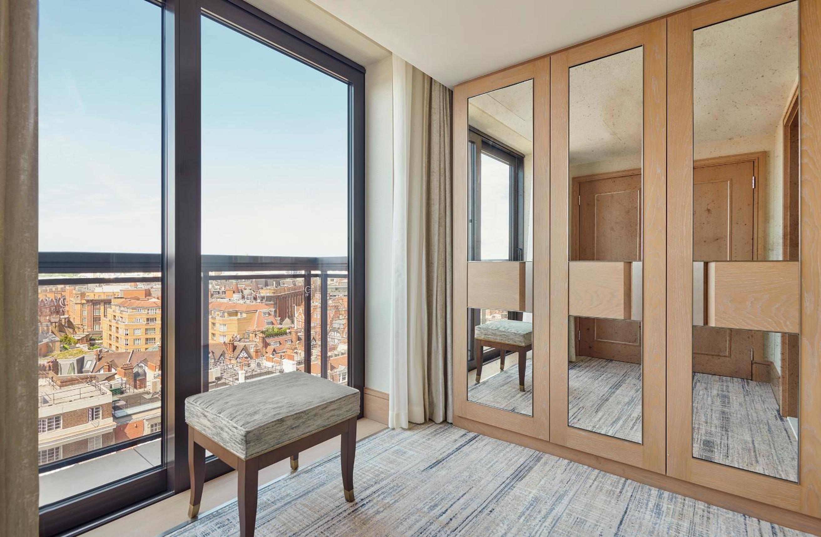 Luxury Suite with exclusive access to Cadogan private gardens