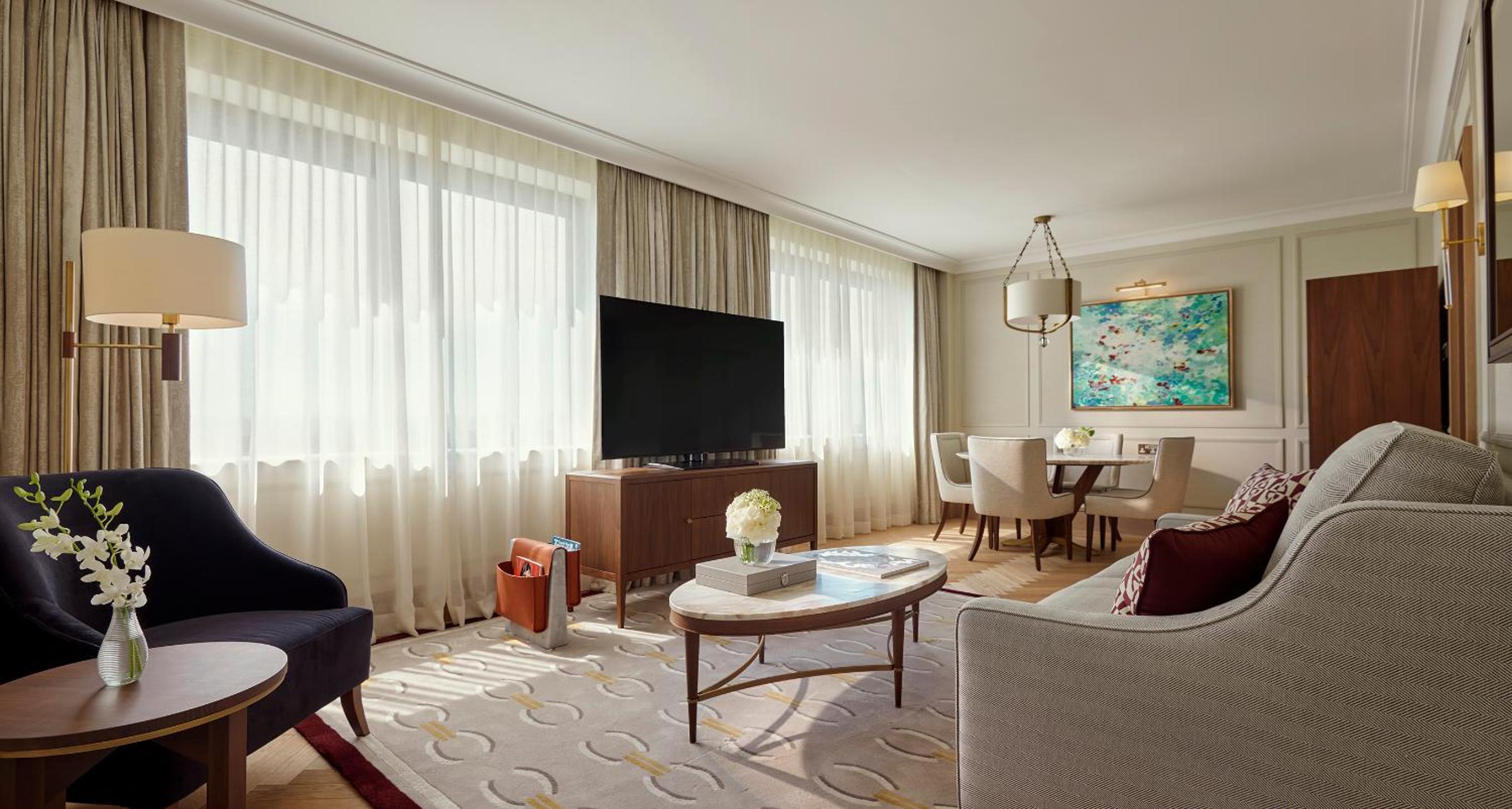 Luxury Suite with exclusive access to Cadogan private gardens