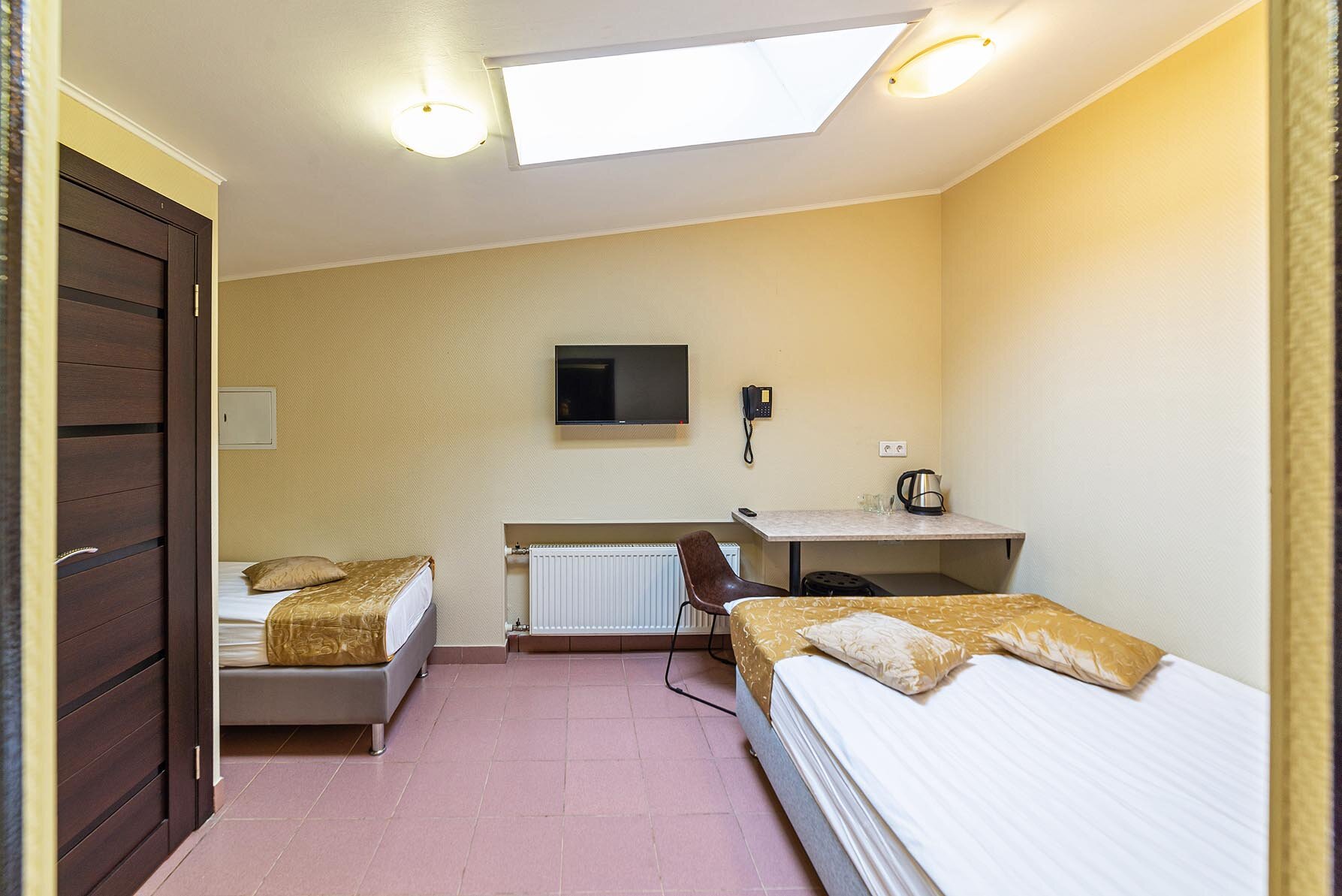 Трёхместный номер с кондиционером и мансардным окном