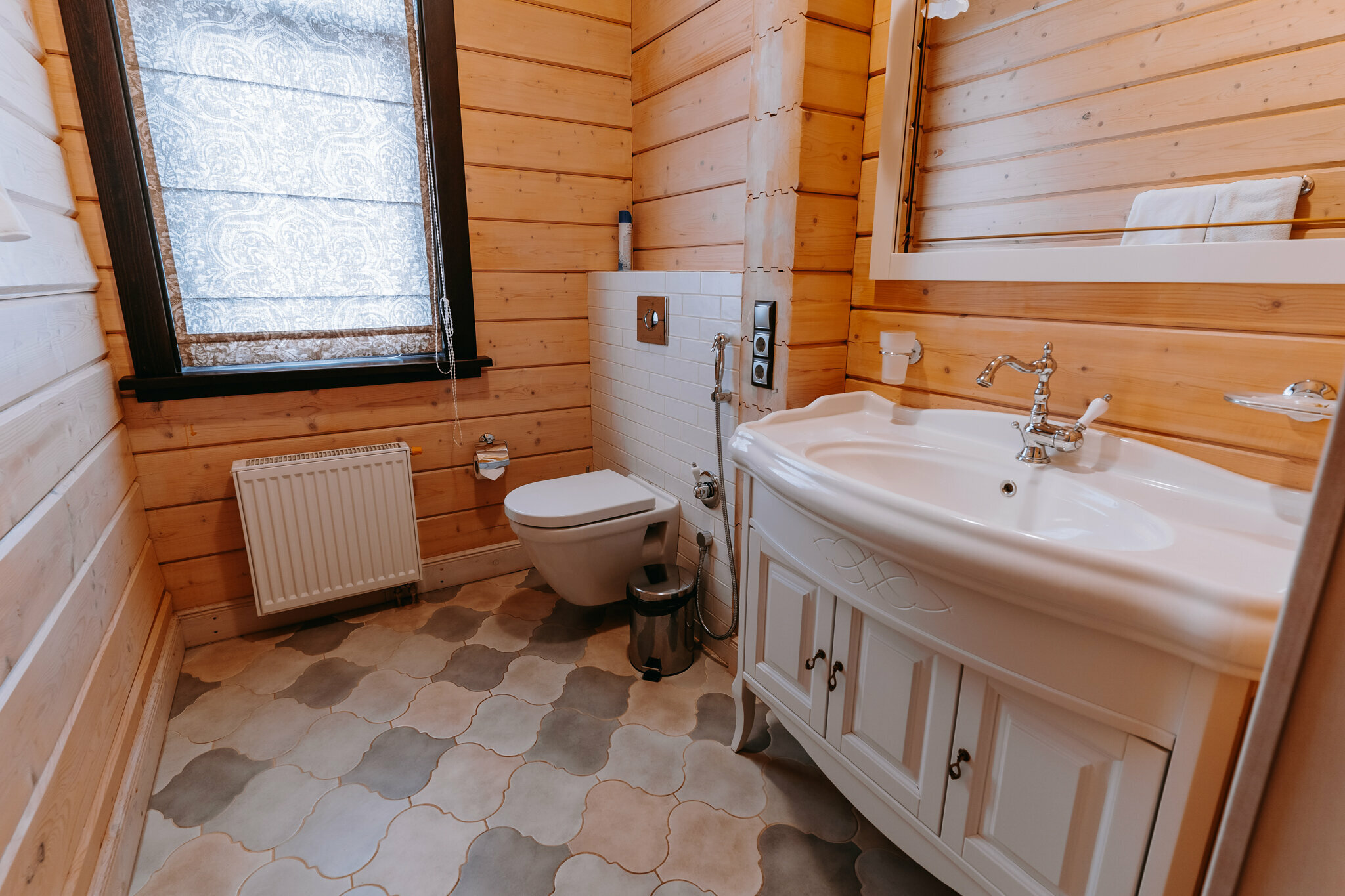 Дом у пруда