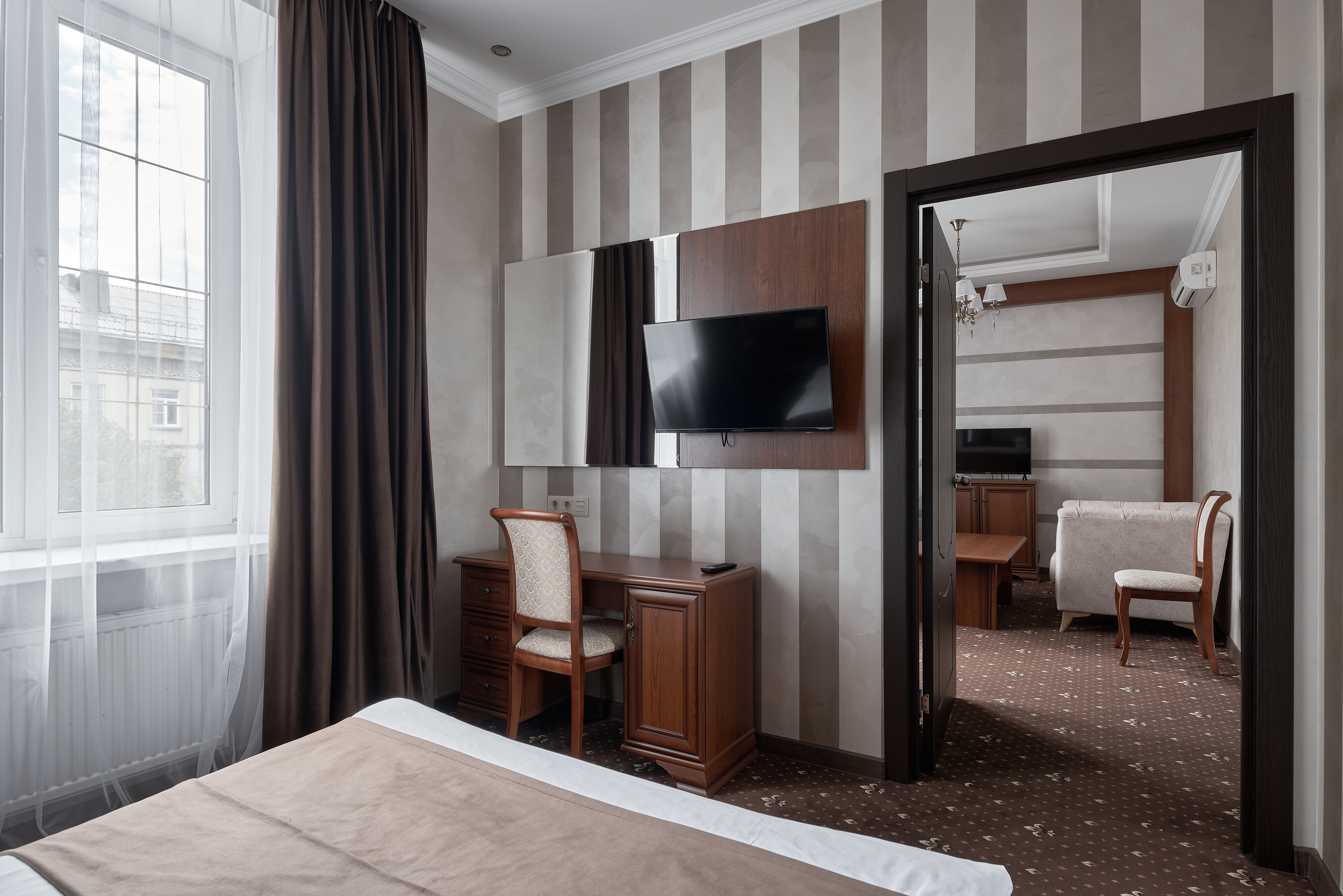 Люкс Комфорт номер повышенной категории с одной двуспальной кроватью