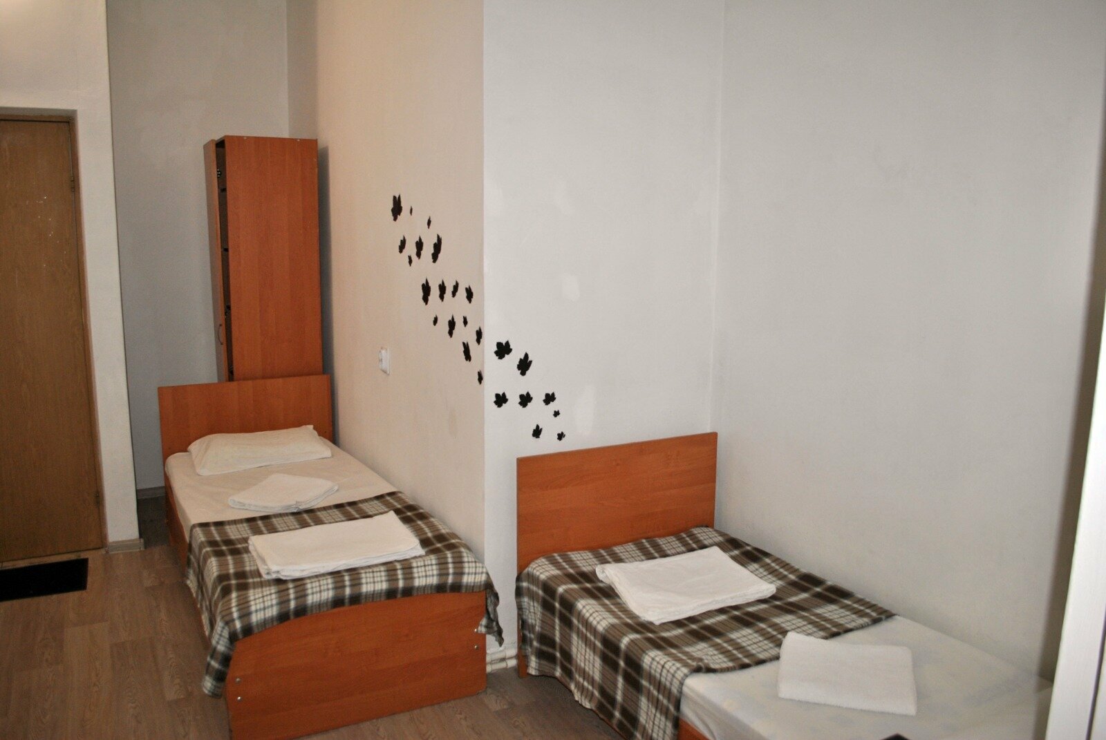 Четырехместный номер эконом-класса с общей ванной комнатой