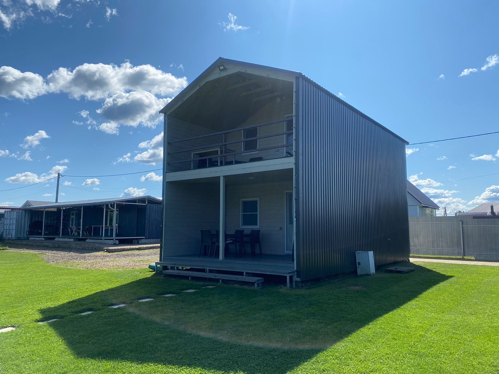 Дом с балконом