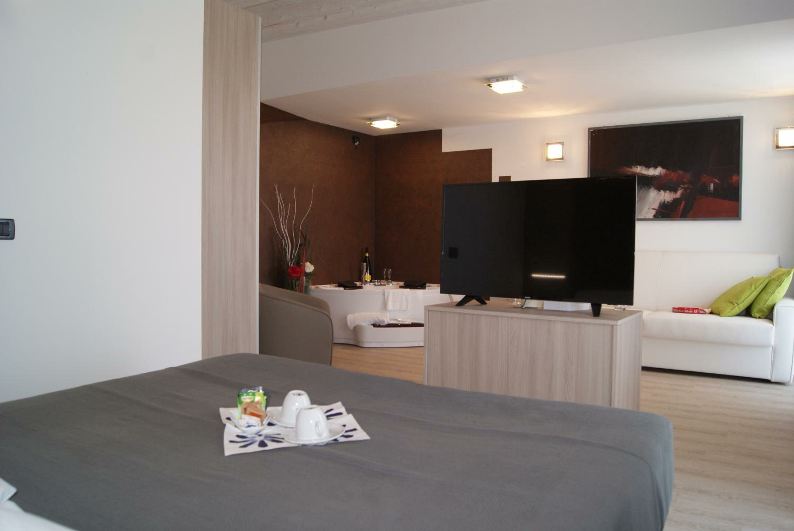Deluxe Suite with Spa Bath