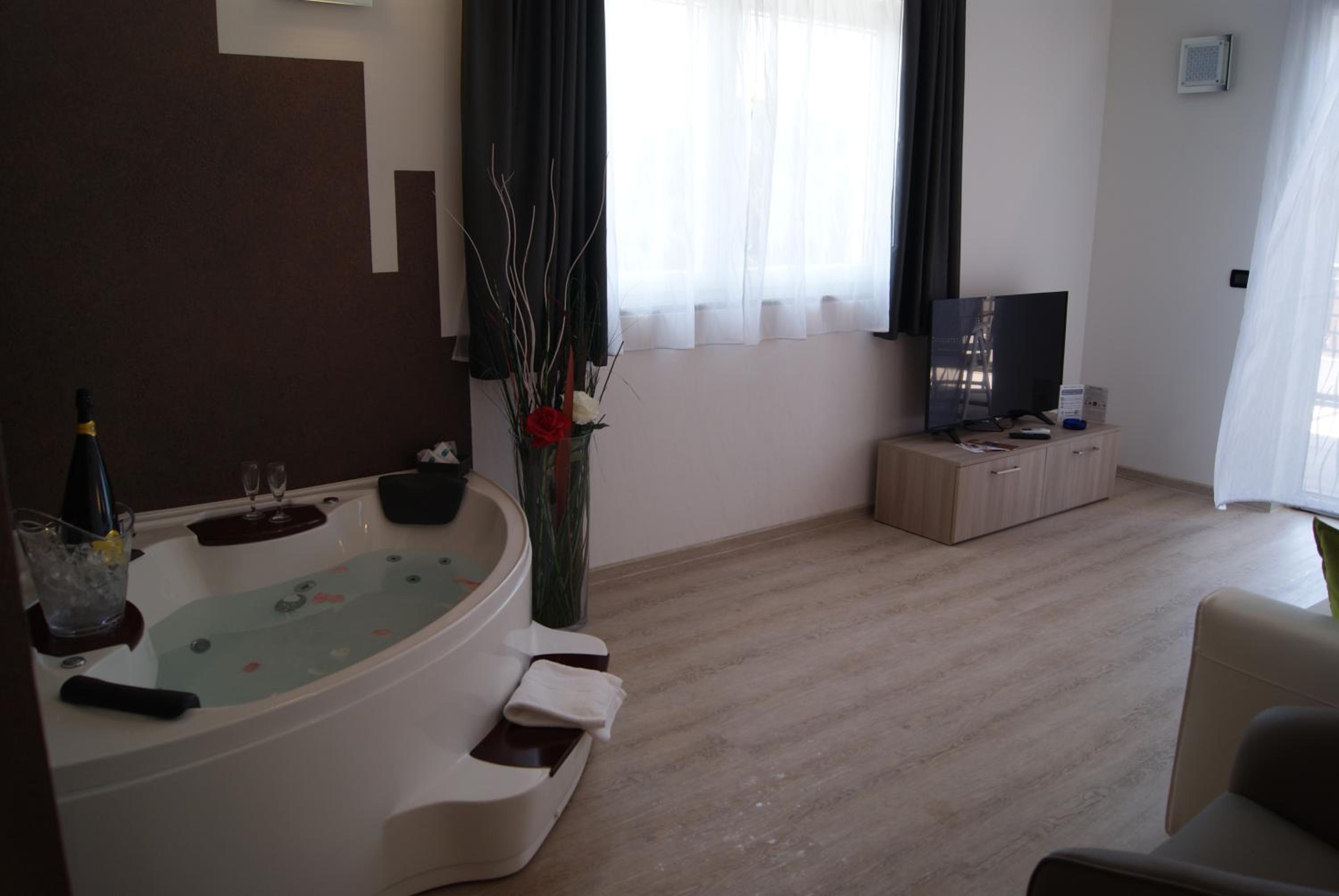 Deluxe Suite with Spa Bath