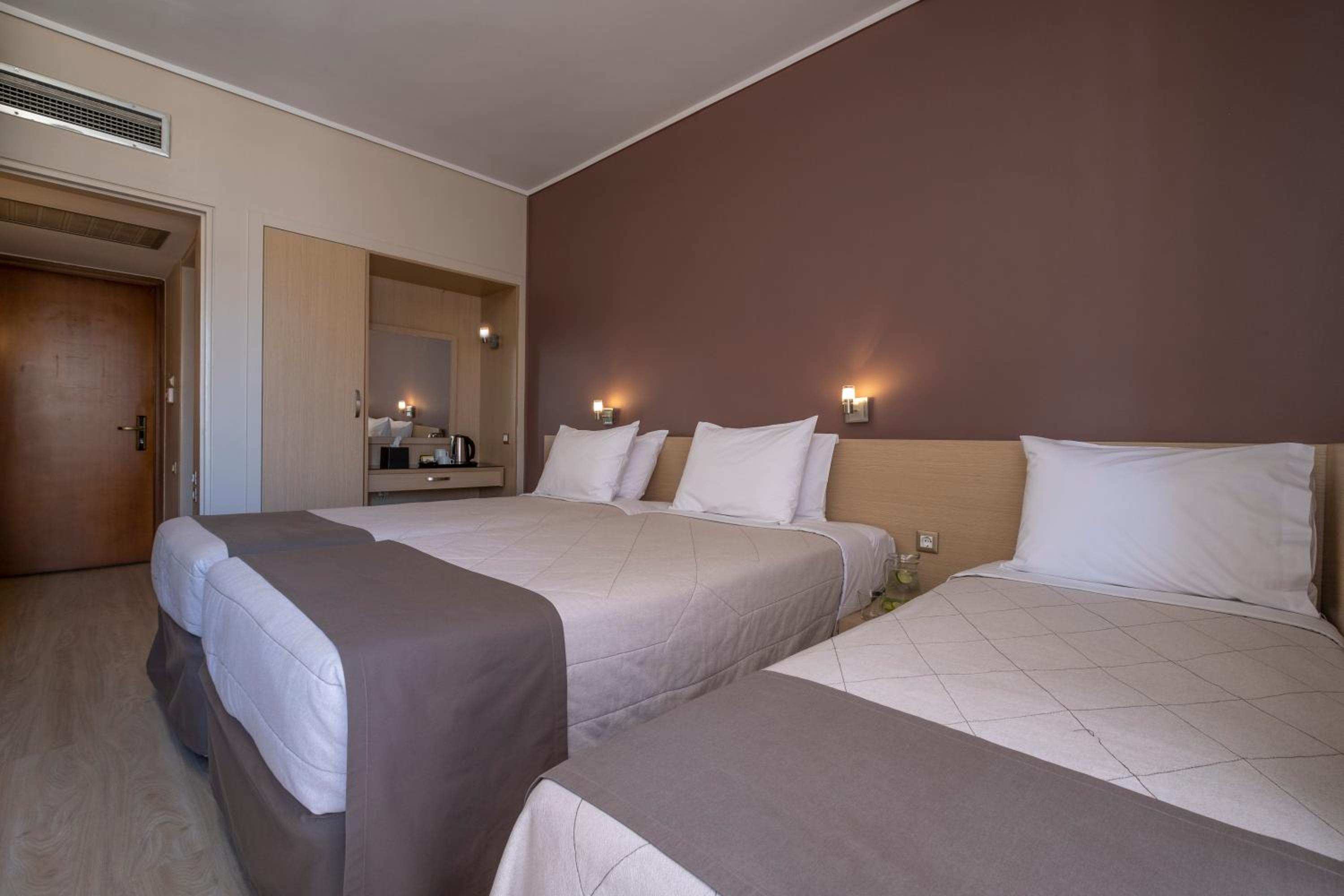 Twin room with extra bed and view to the Acropolis