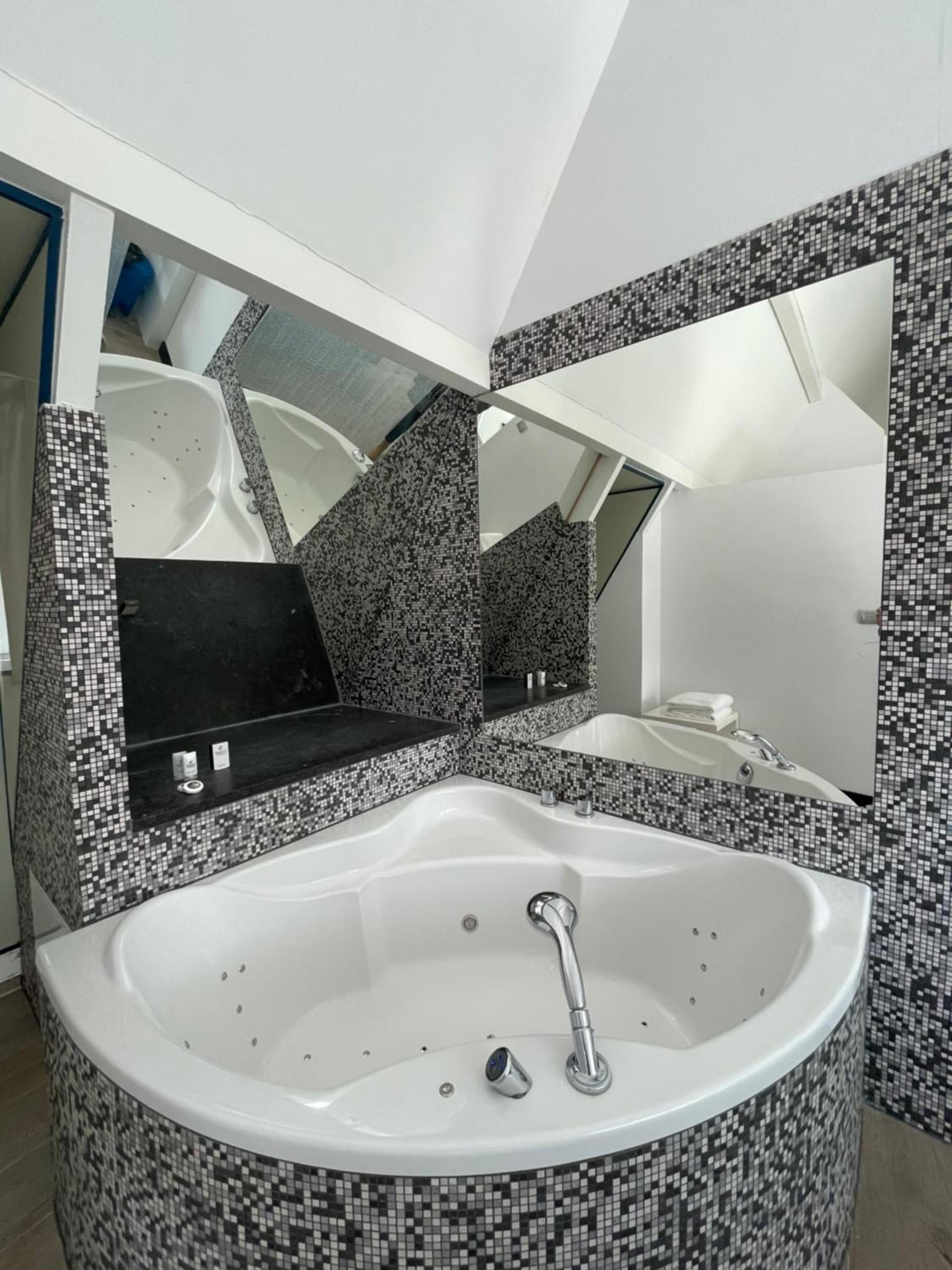 Deluxe Suite with Spa Bath